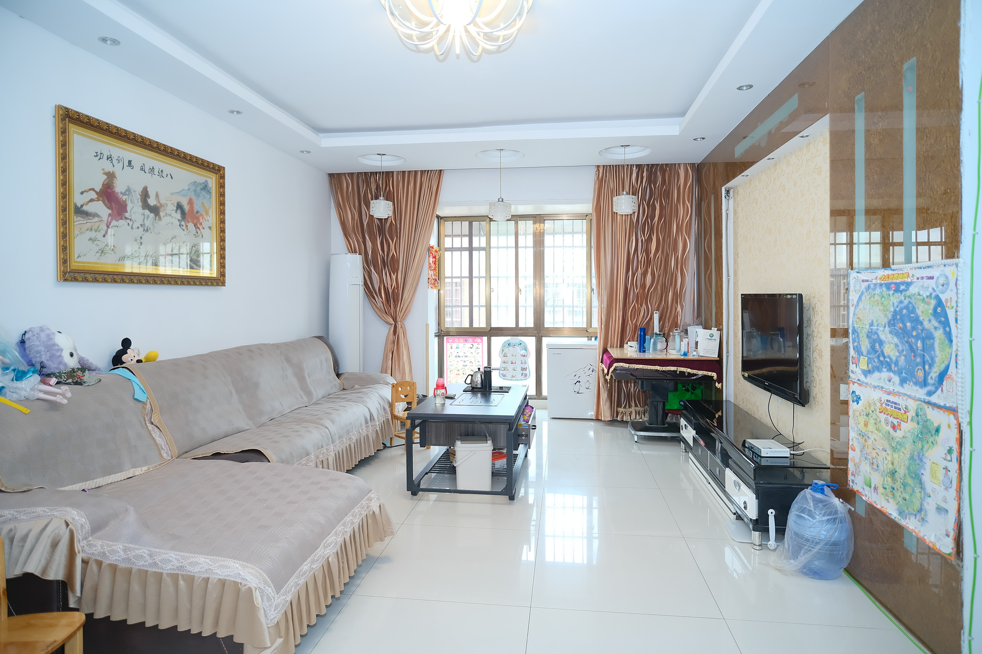 金鹰机电大市场 4室2厅1卫 91.0万 金鹰机电大市场 4室2厅1卫 91.0万客厅