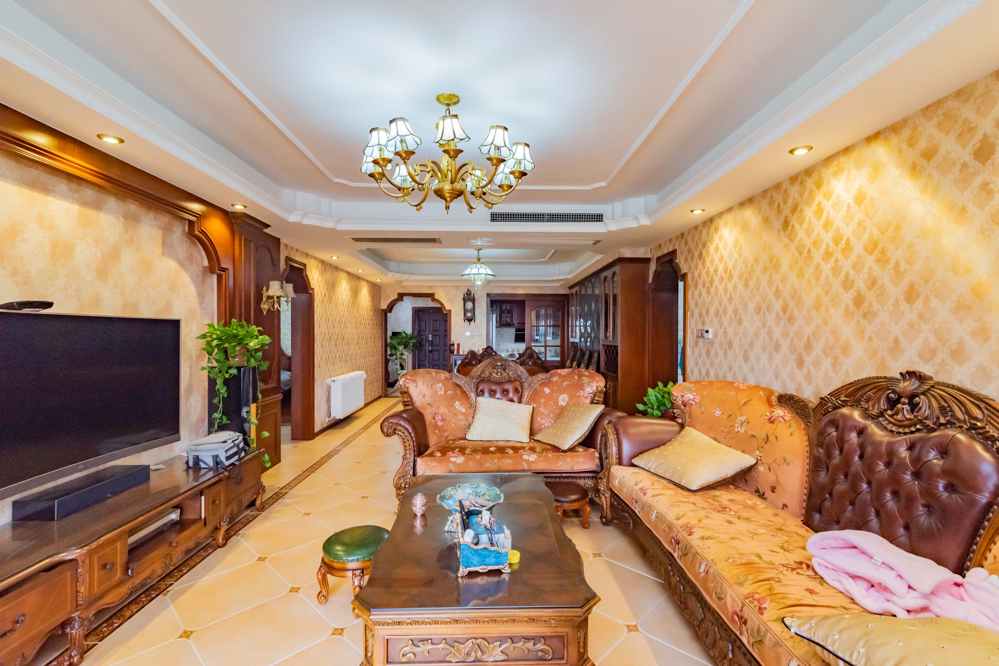 藏珑湖上国际花园  4室2厅2卫    230.0万 藏珑湖上国际花园  4室2厅2卫    230.0万