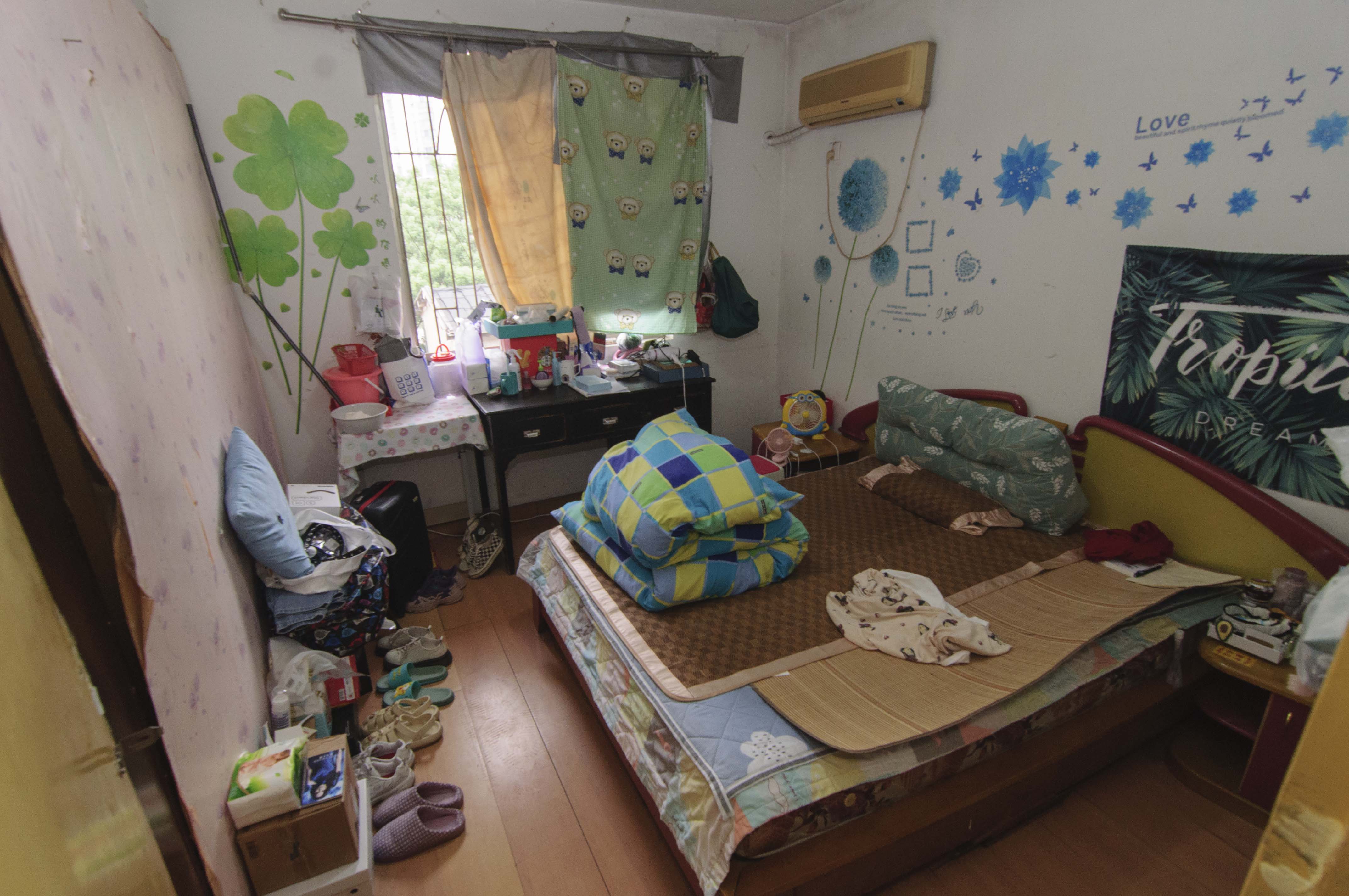 輕苑小區(qū)  3室2廳1衛(wèi)    73.8萬臥室