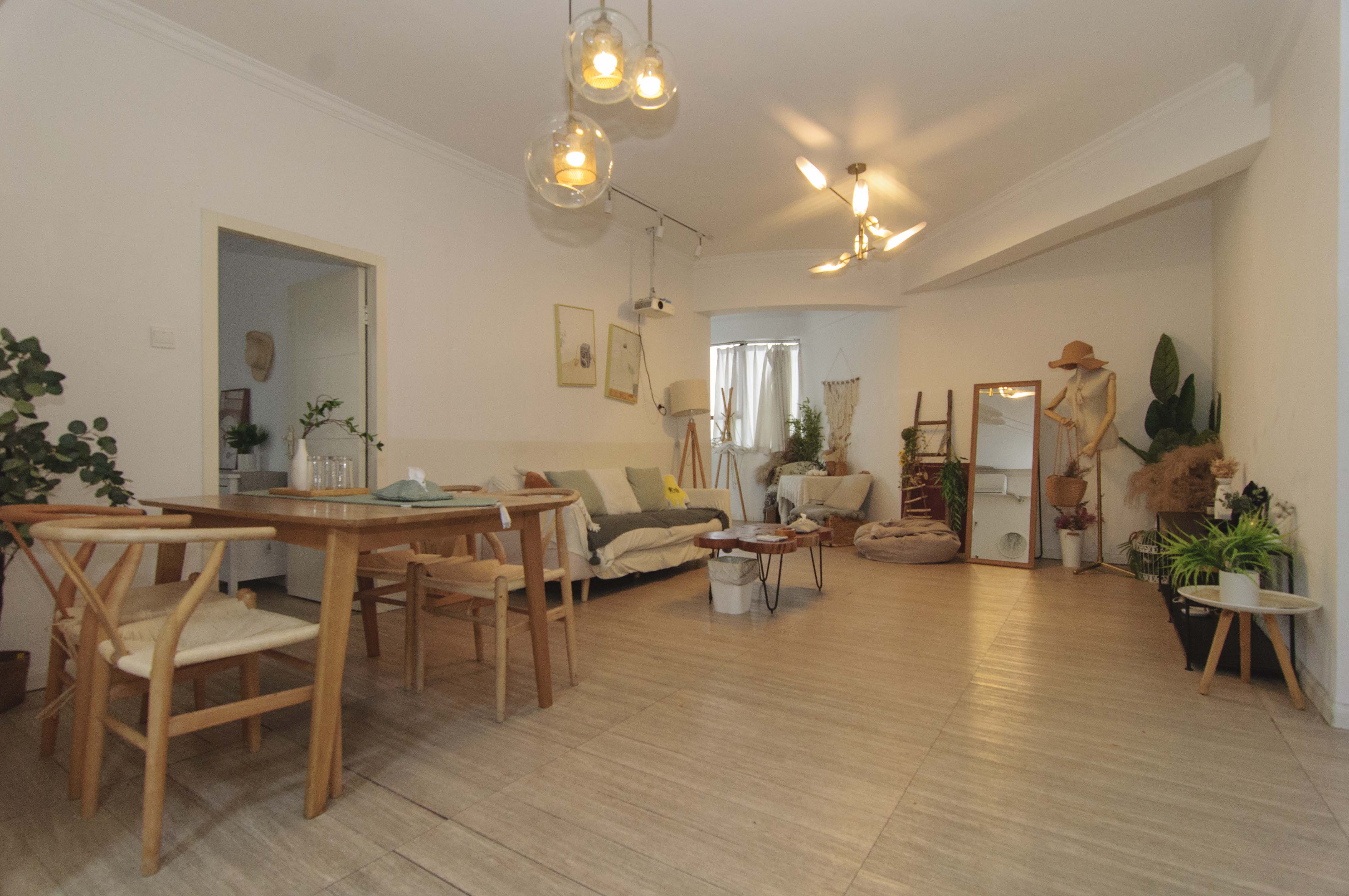 汇源大厦  2室2厅1卫    135.0万客厅