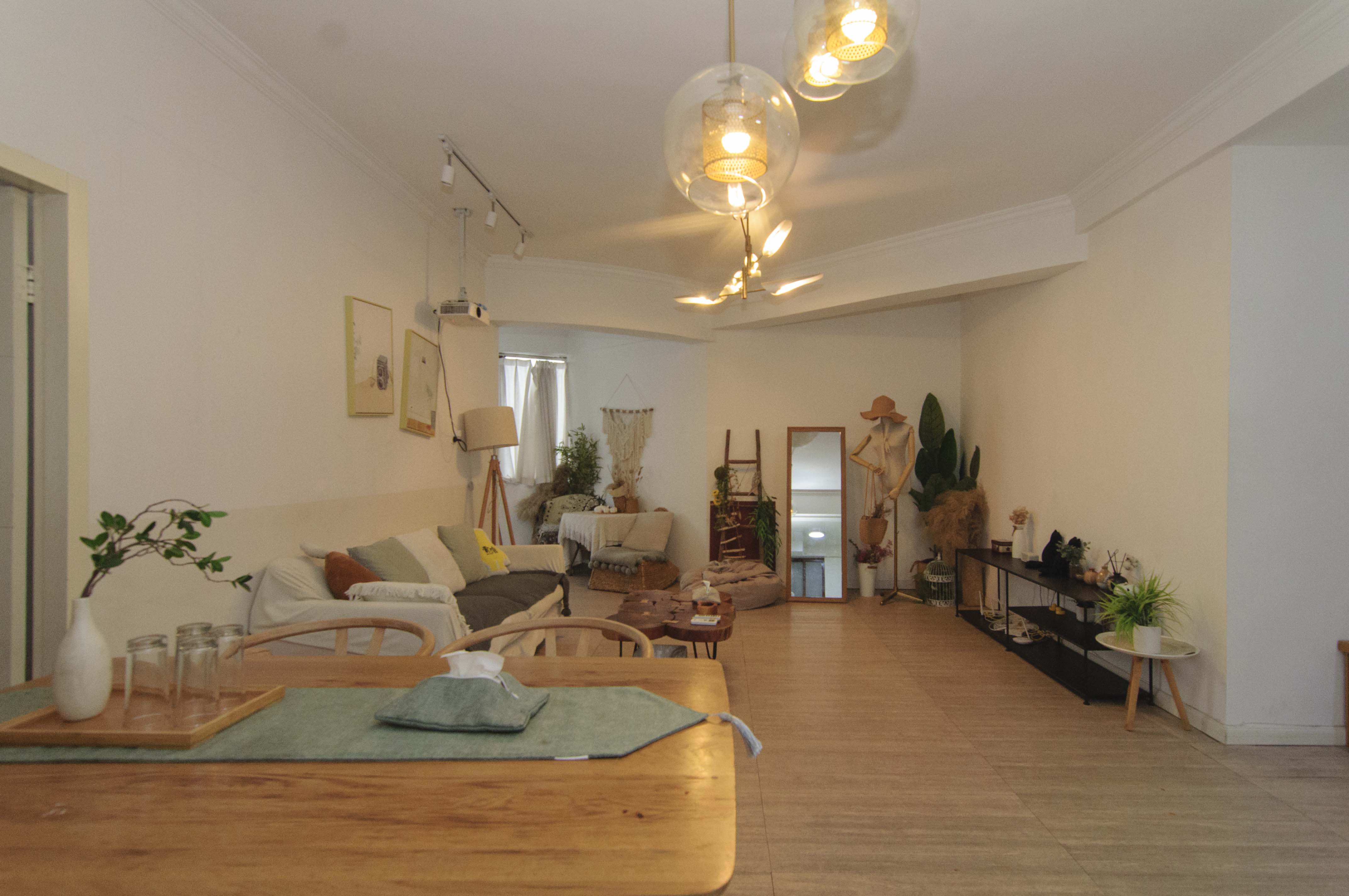 汇源大厦  2室2厅1卫    135.0万客厅