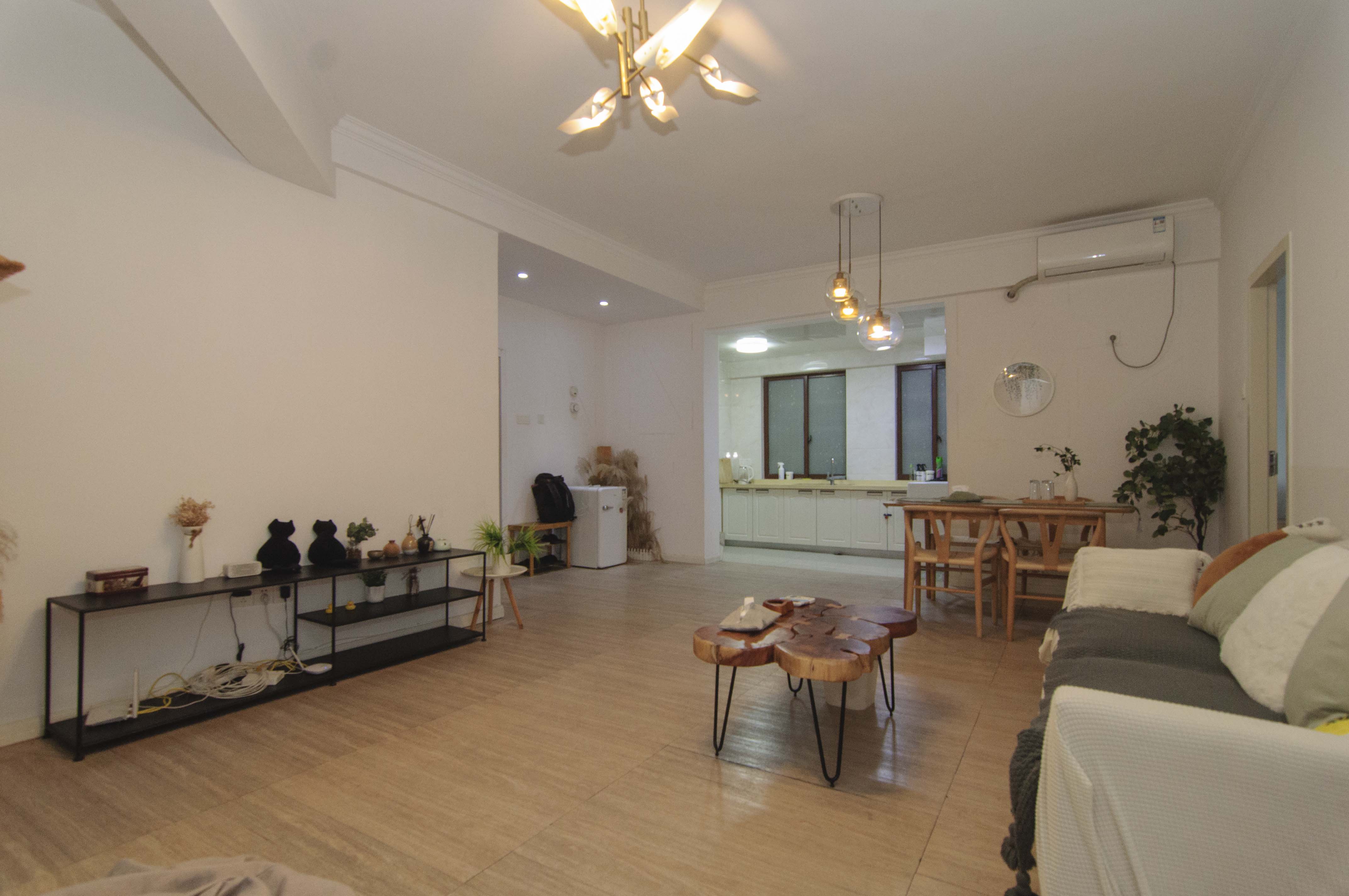 汇源大厦  2室2厅1卫    135.0万客厅