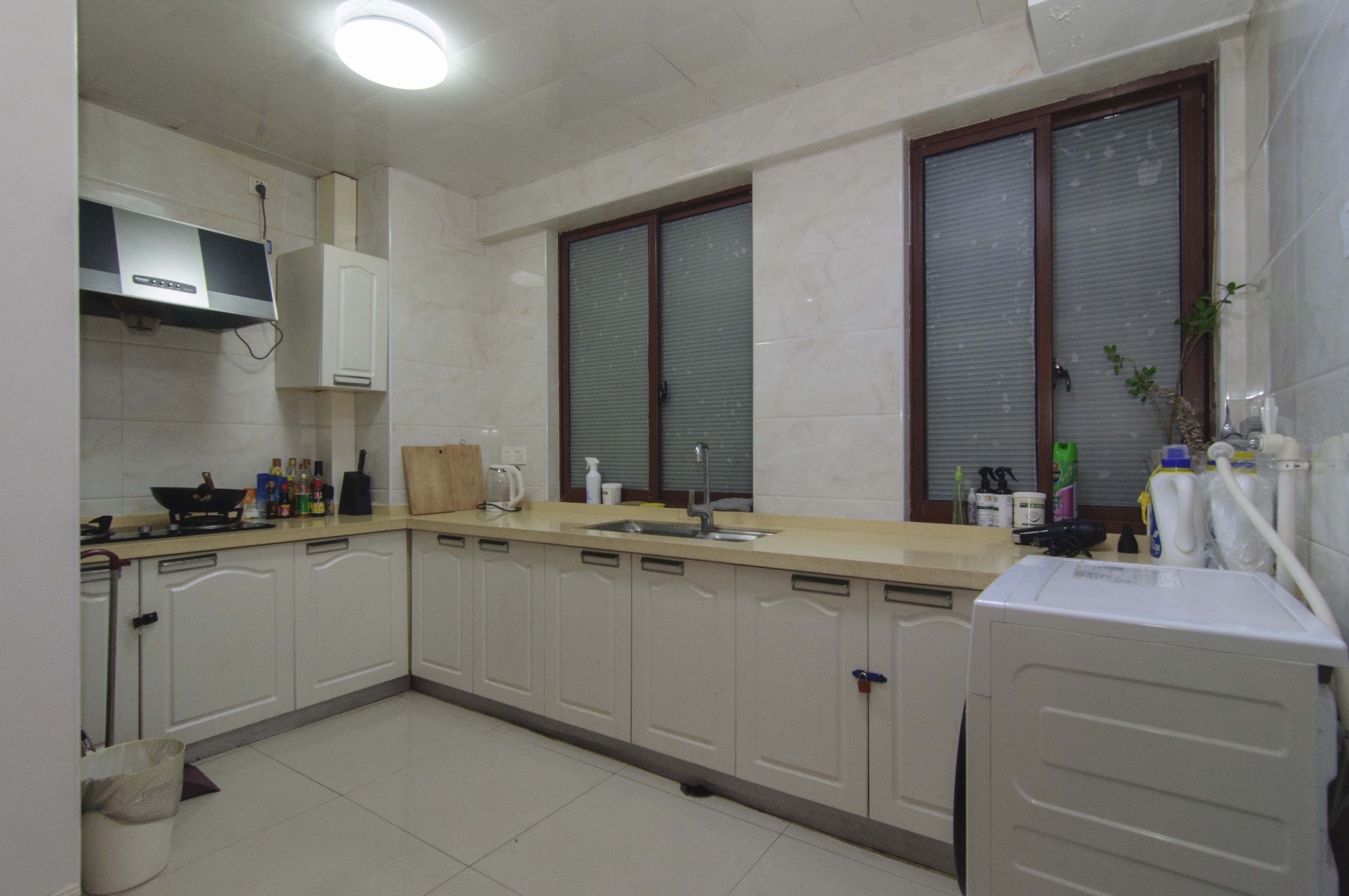 汇源大厦  2室2厅1卫    135.0万厨房