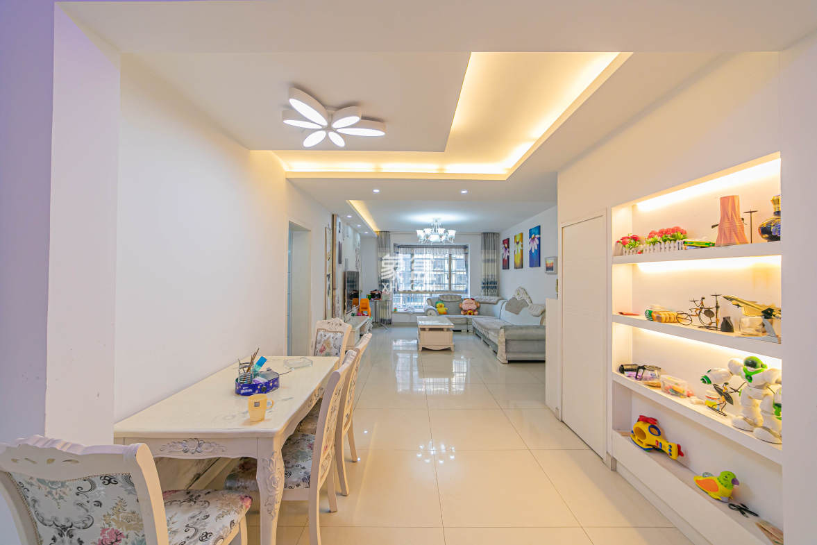 阳光丽景 3室2厅2卫 111.8万 阳光丽景 3室2厅2卫 111.8万客厅