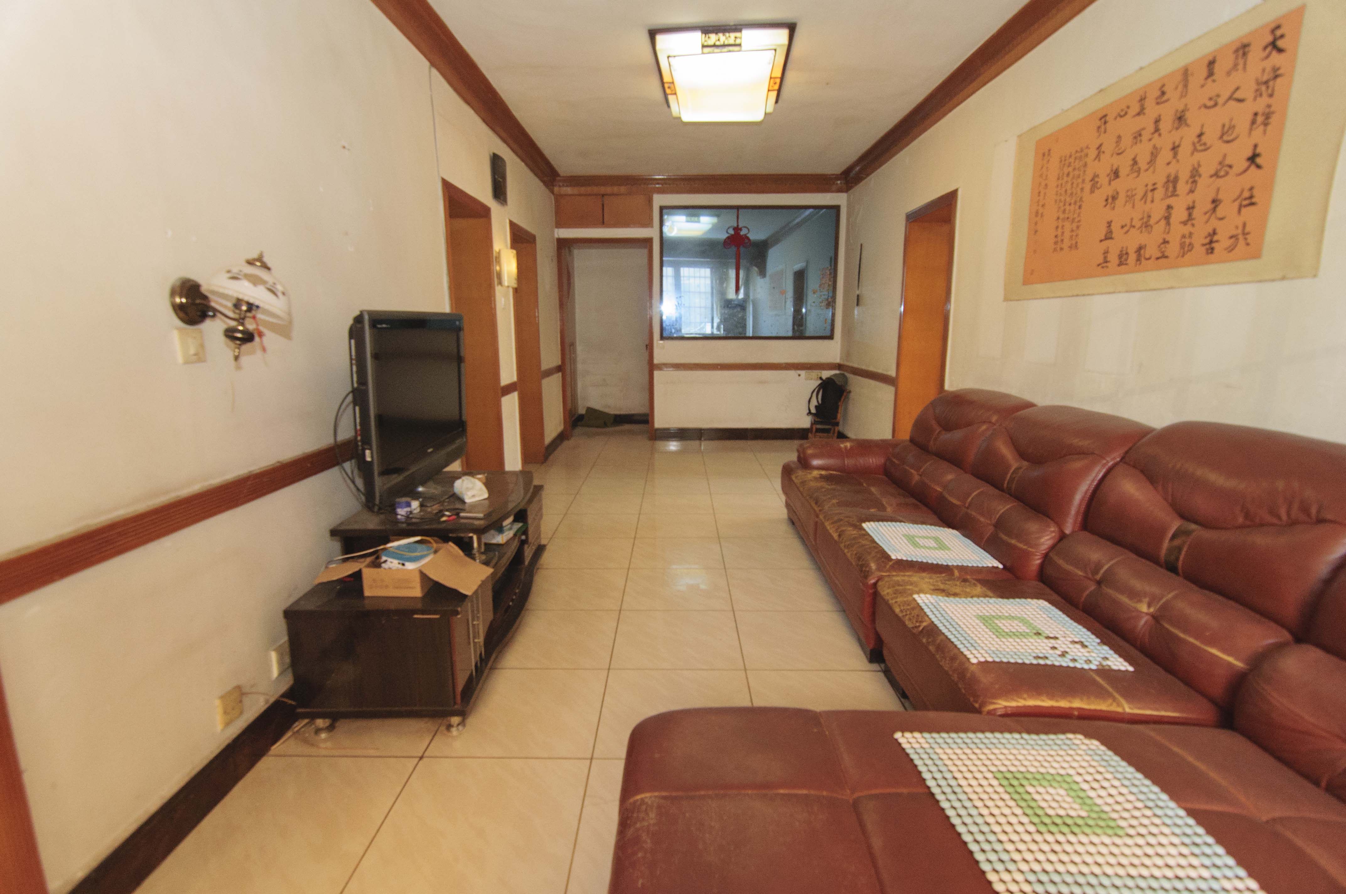 涂家沖社區(qū)（涂新小區(qū)、農(nóng)商銀行宿舍）  3室2廳1衛(wèi)    99.7萬(wàn)客廳