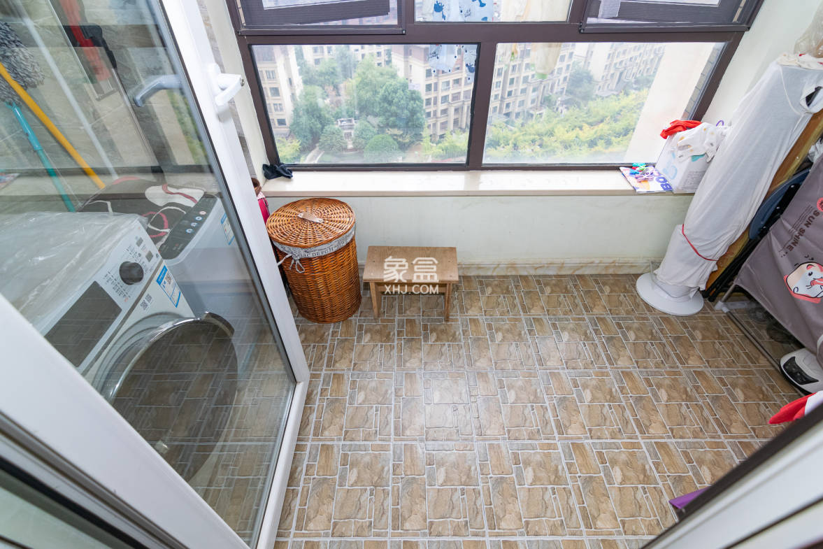 金地三千府(金地湖山樾、金地自在城) 3室2厅1卫 56.0万 金地三千府(金地湖山樾、金地自在城) 3室2厅1卫 56.0万阳台