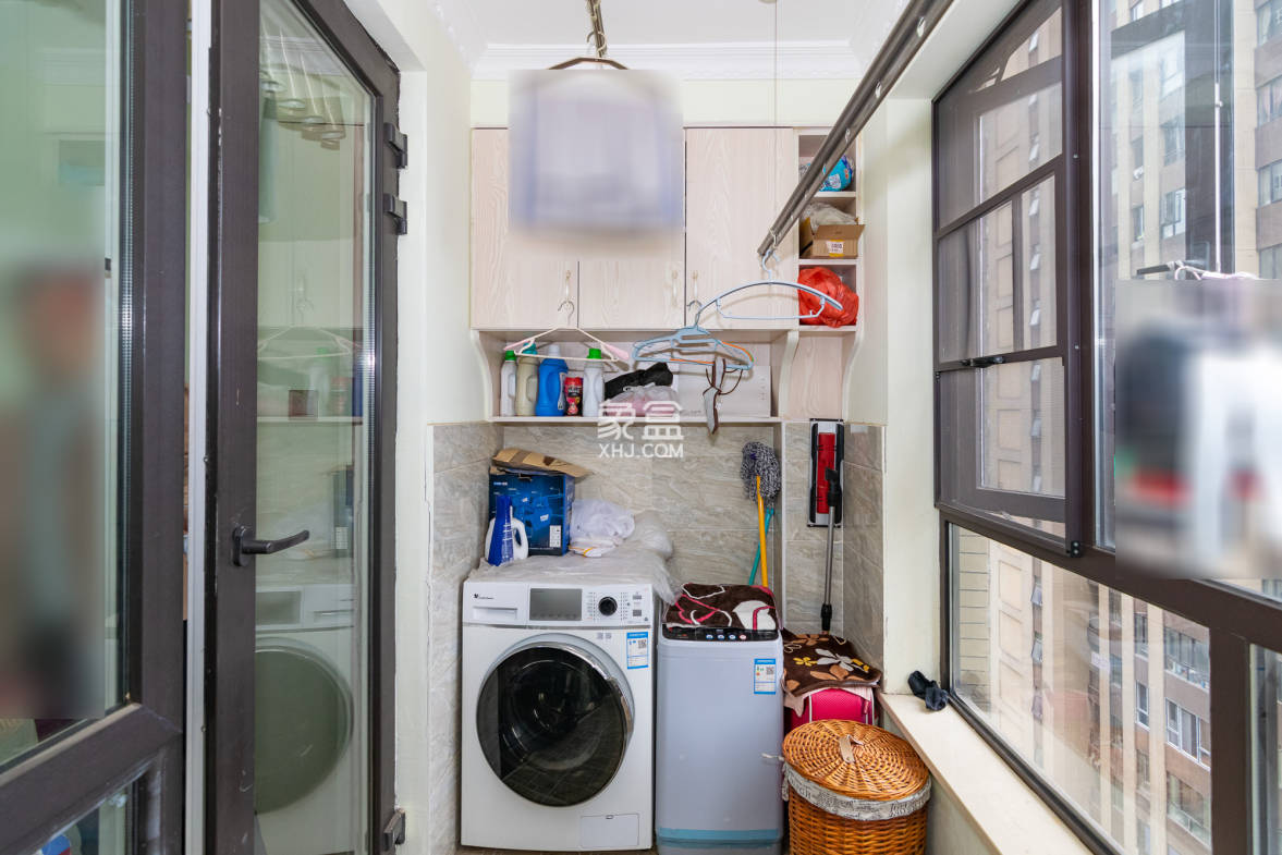 金地三千府(金地湖山樾、金地自在城) 3室2厅1卫 56.0万 金地三千府(金地湖山樾、金地自在城) 3室2厅1卫 56.0万阳台