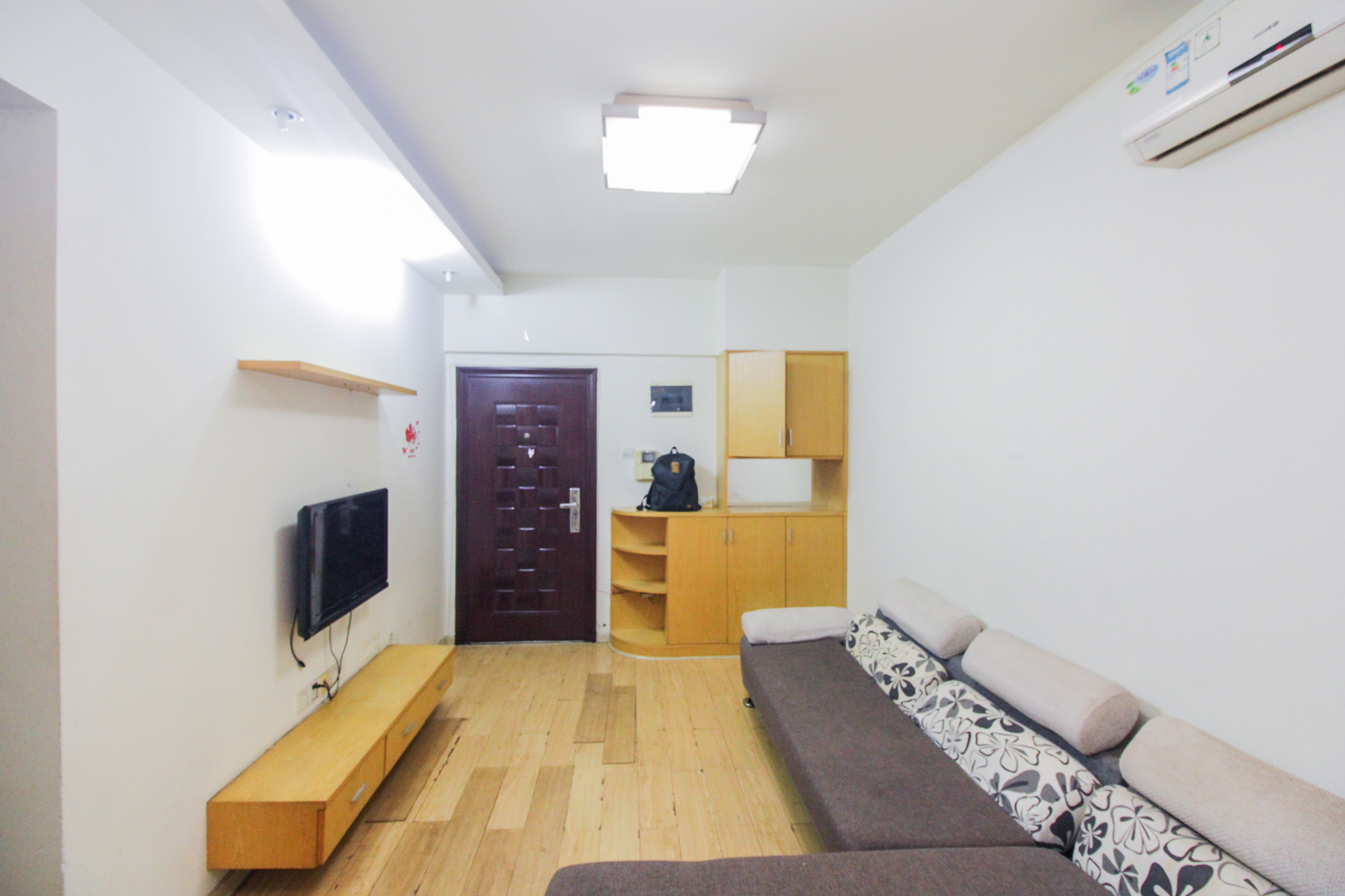 上海城小区  1室1厅1卫    42.0万 上海城小区  1室1厅1卫    42.0万客厅