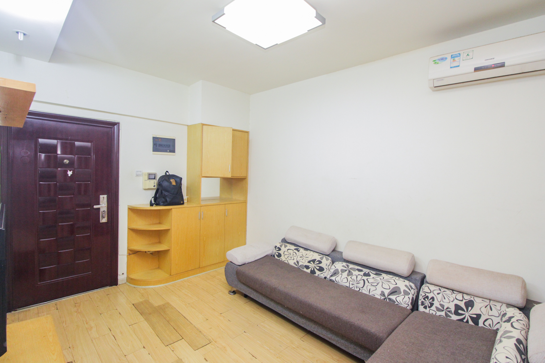 上海城小区  1室1厅1卫    42.0万 上海城小区  1室1厅1卫    42.0万客厅