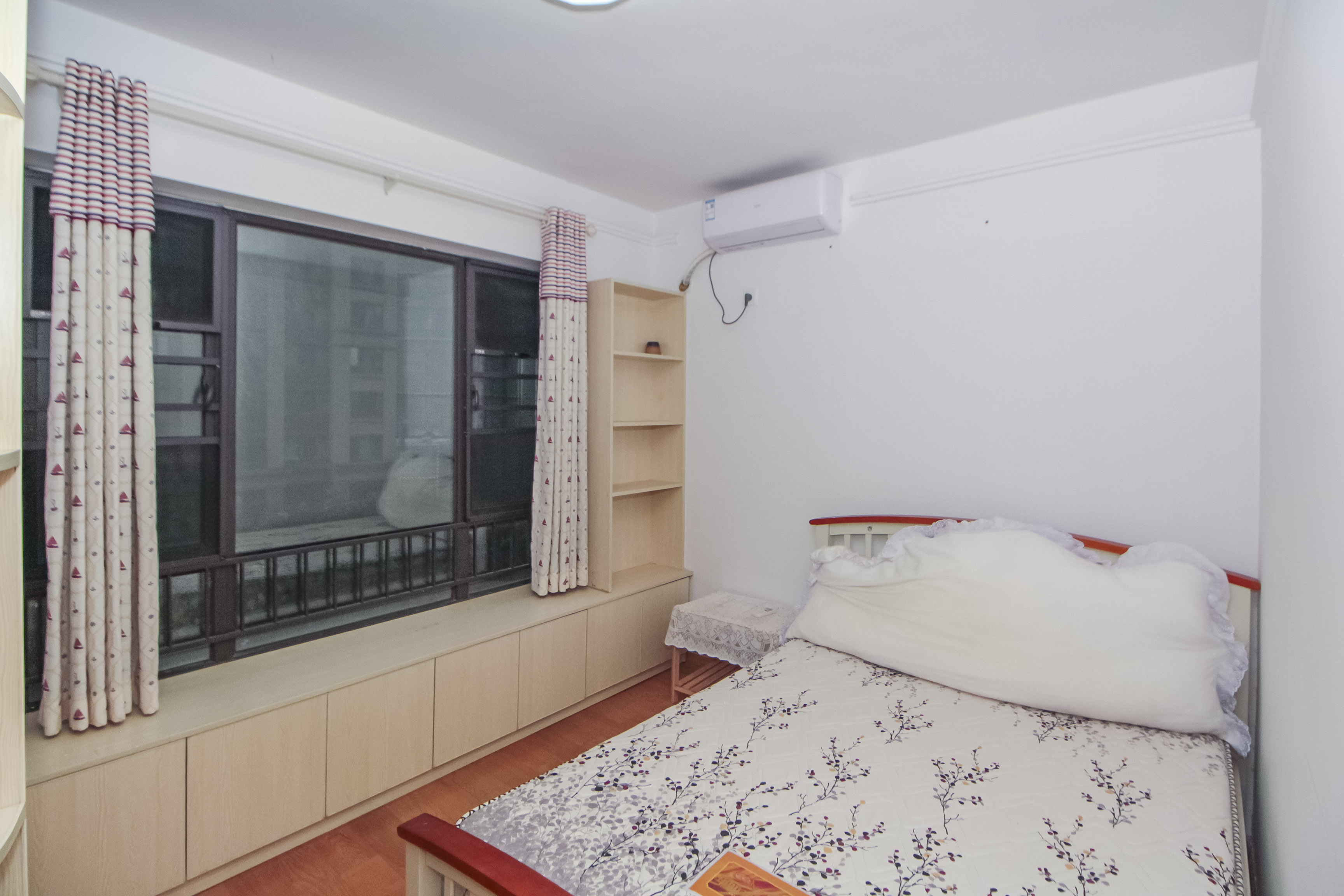 中海国际三期  3室2厅1卫    72.0万卧室