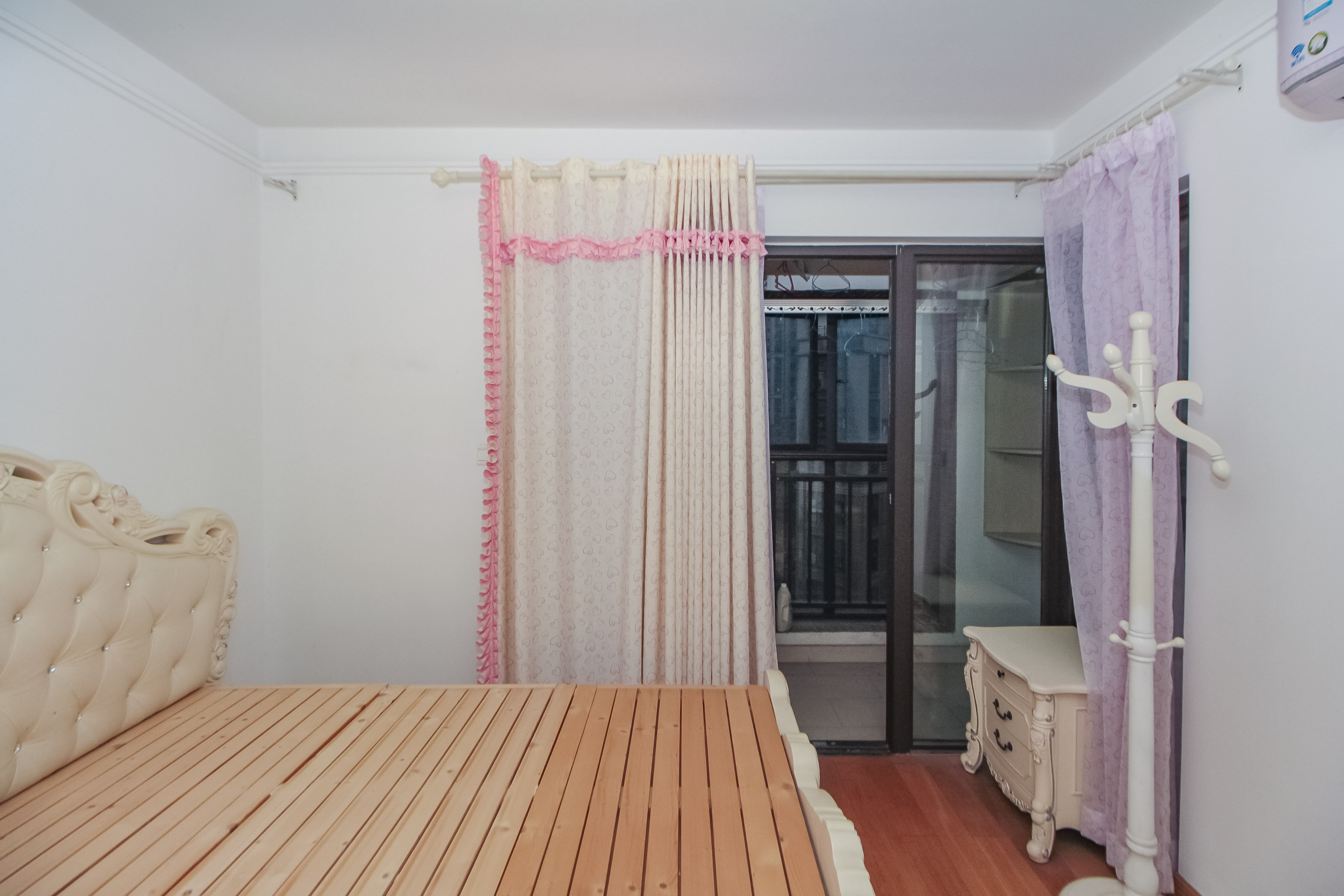 中海国际三期  3室2厅1卫    72.0万卧室