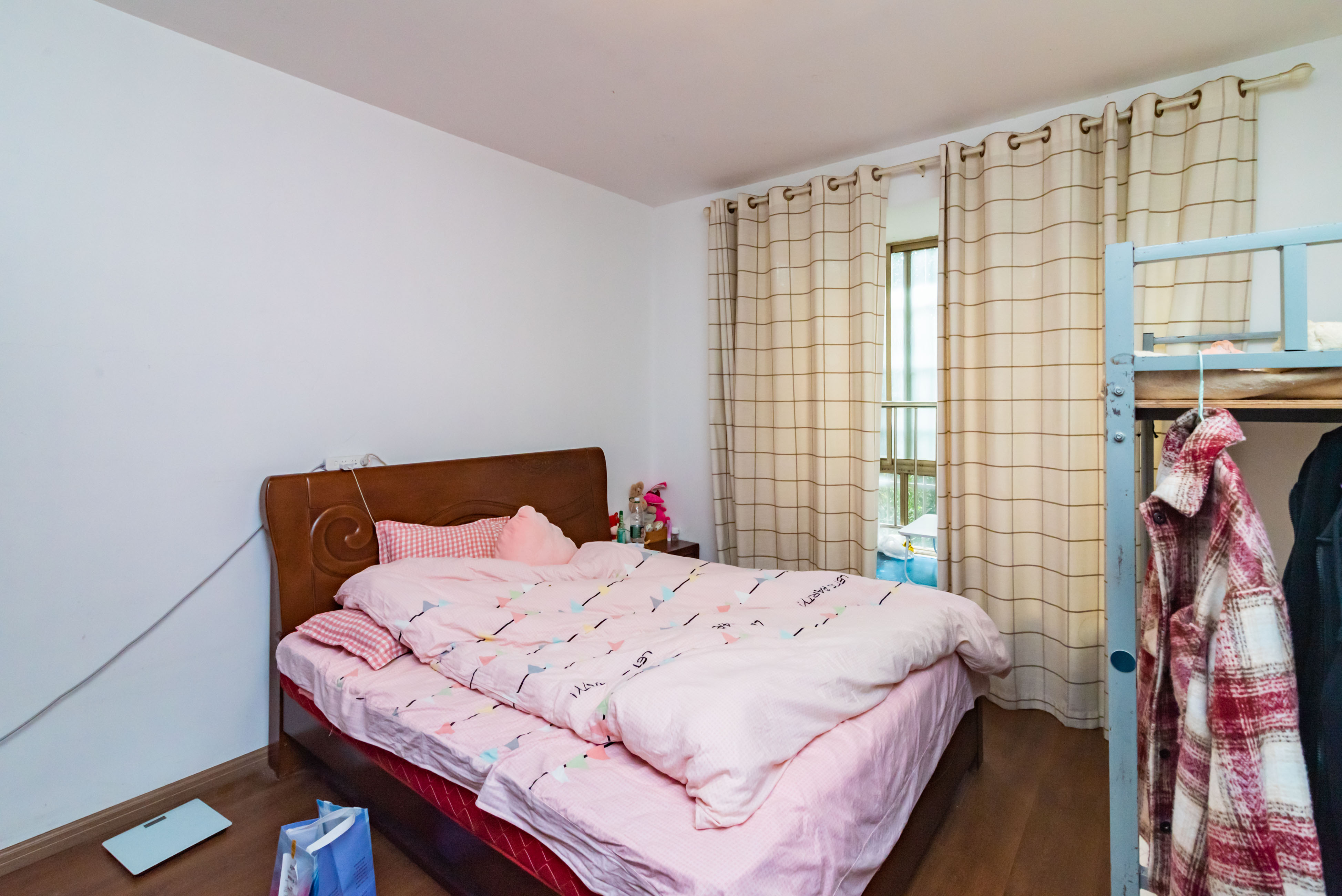 金色比华利  4室2厅2卫    116.0万卧室