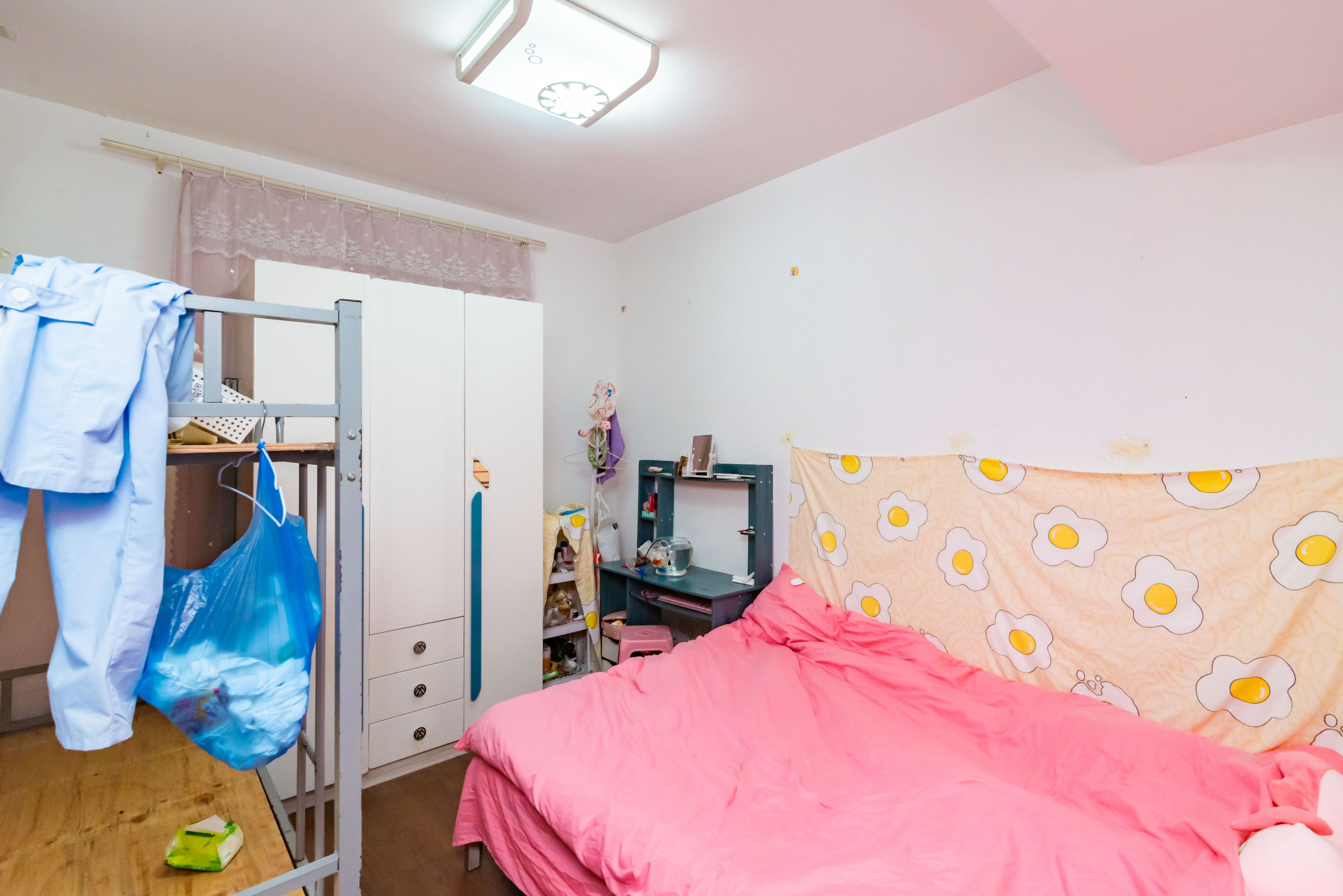 金色比华利  4室2厅2卫    116.0万卧室