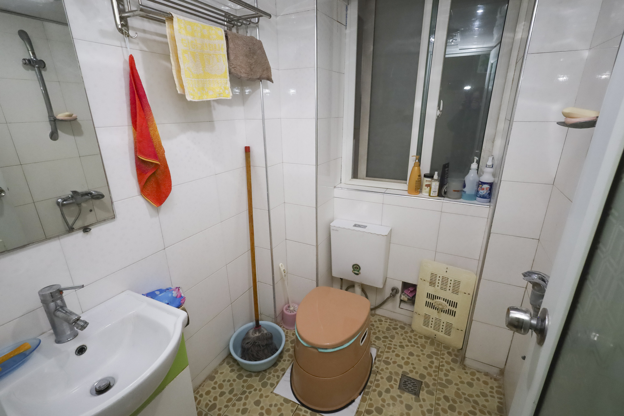 金色山庄  2室2厅1卫    82.0万卫生间