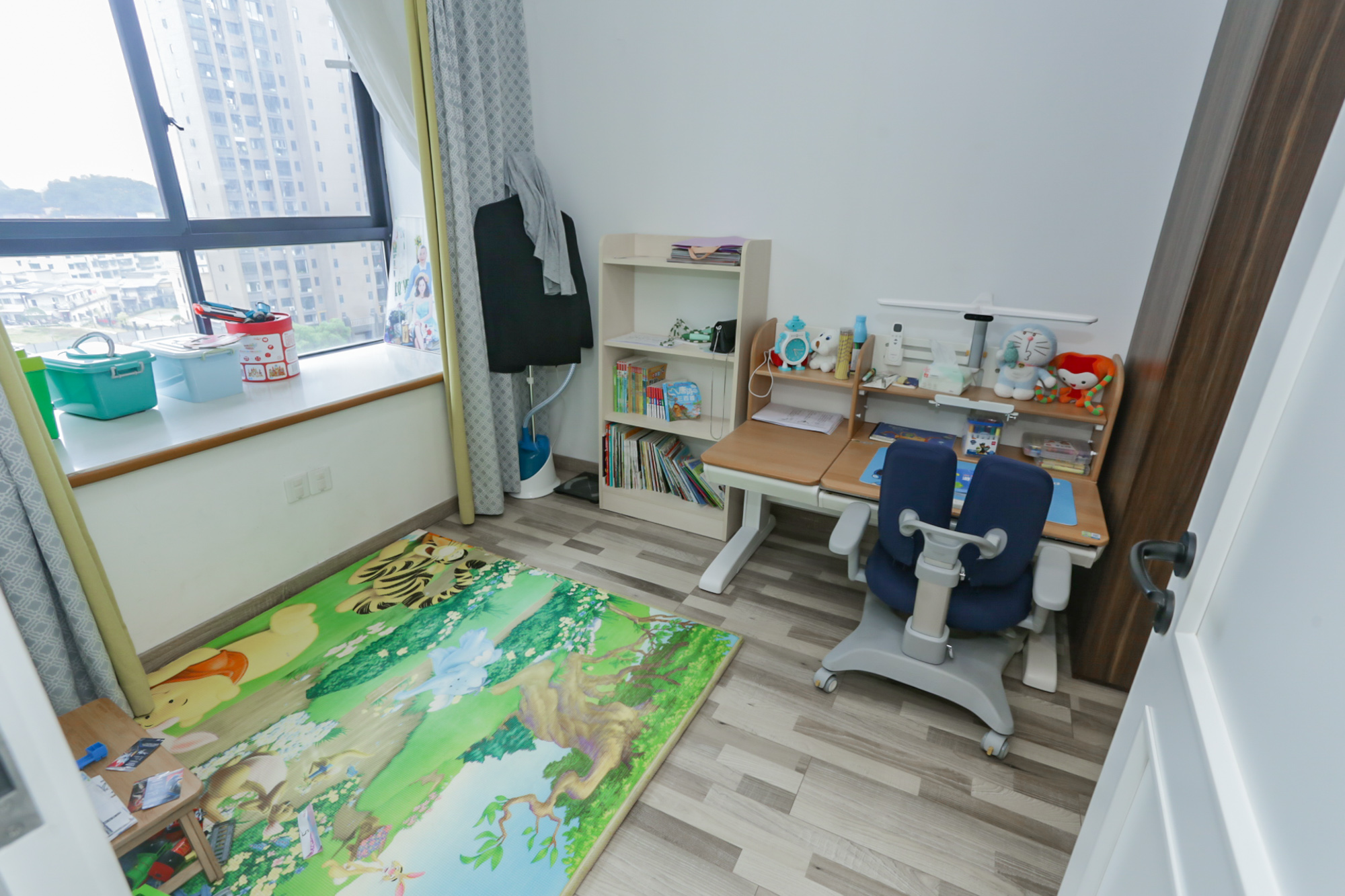 中央美郡  5室2厅2卫   225.00万卧室