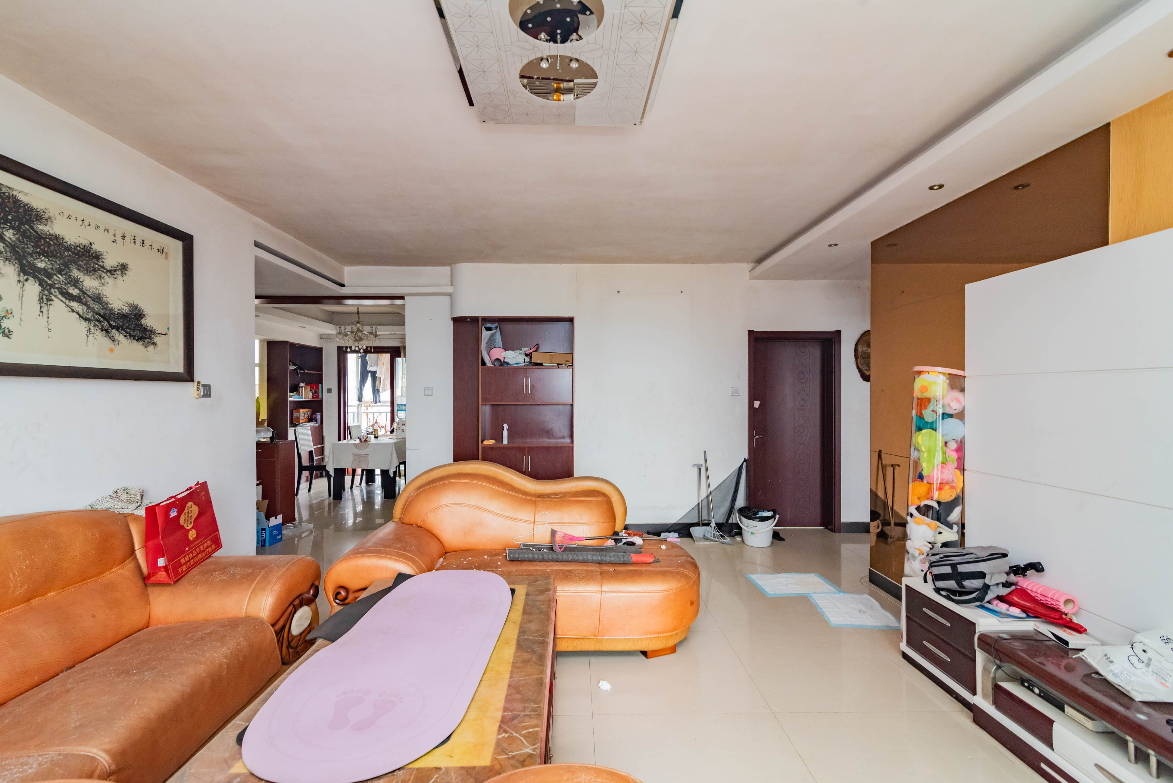 学府华庭  4室2厅2卫    102.0万客厅