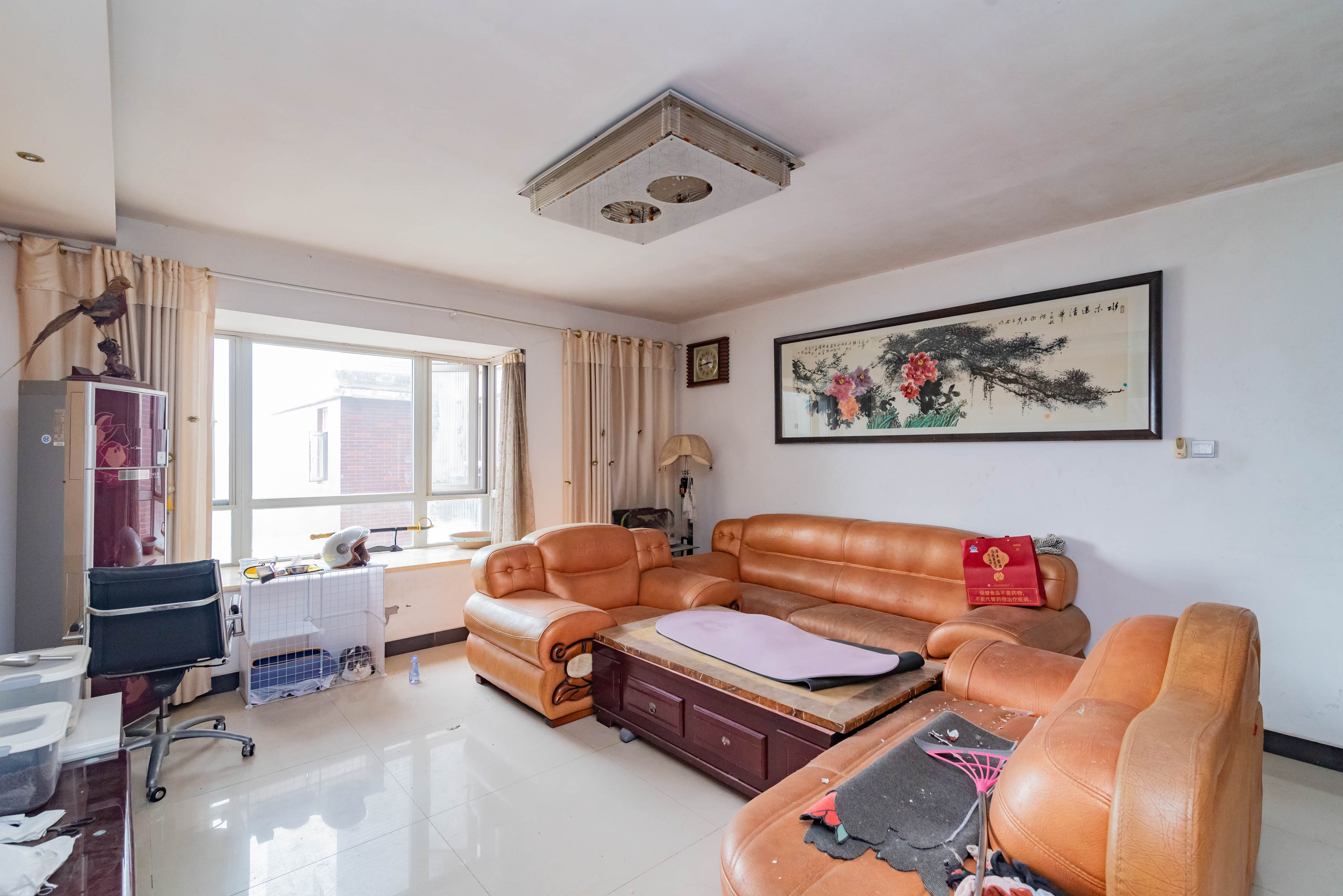 学府华庭  4室2厅2卫    102.0万客厅