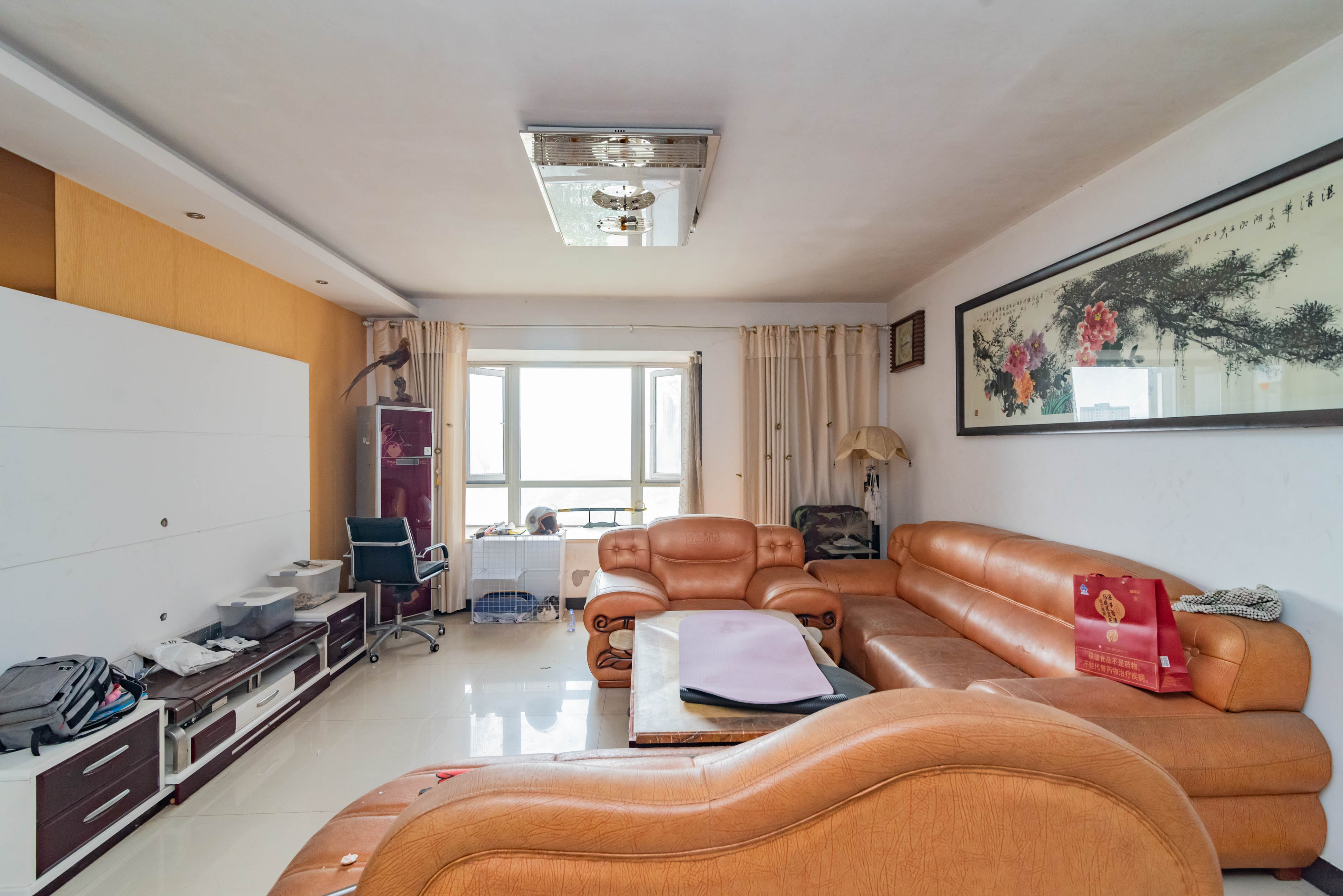 学府华庭  4室2厅2卫    102.0万客厅