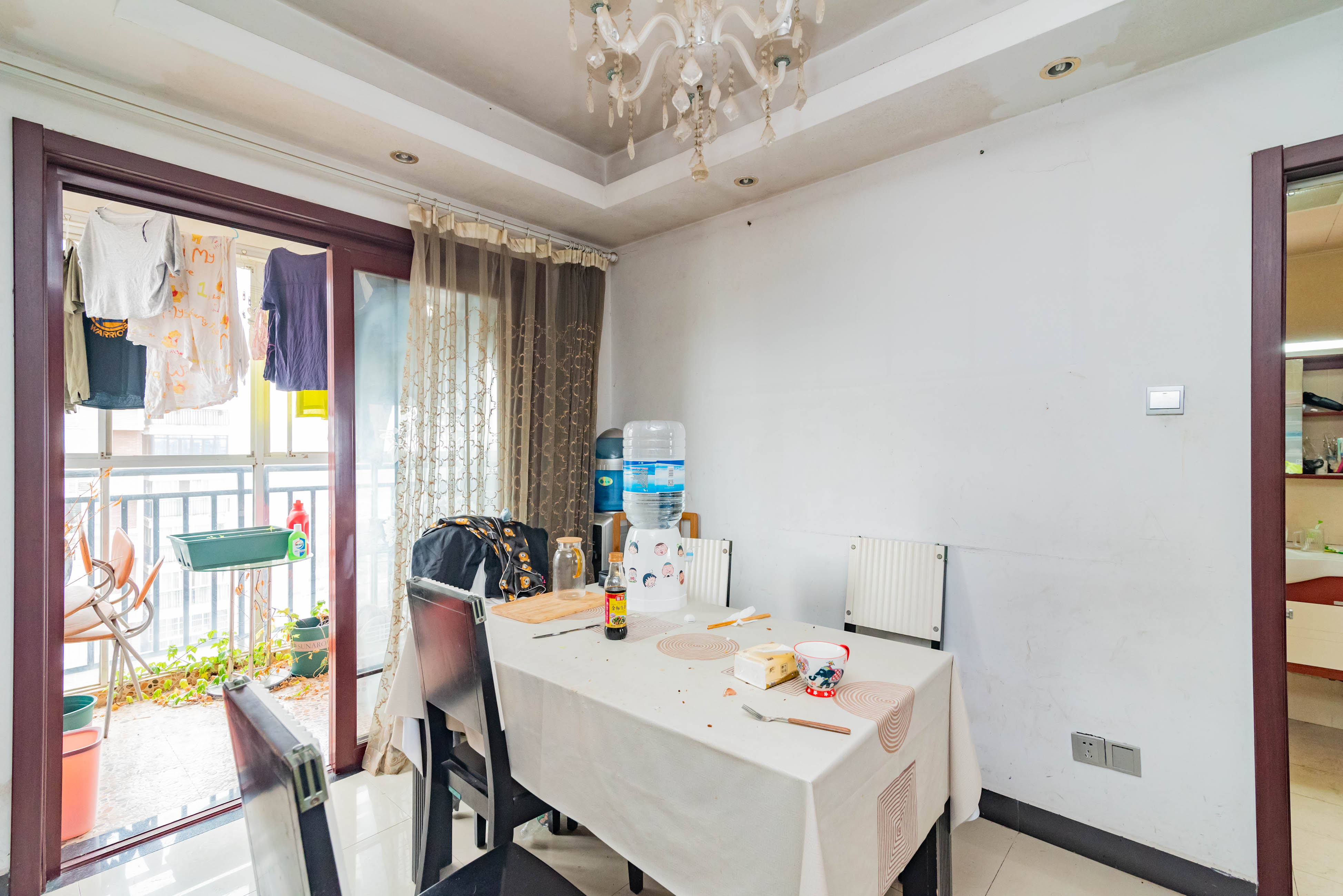 学府华庭  4室2厅2卫    102.0万客厅