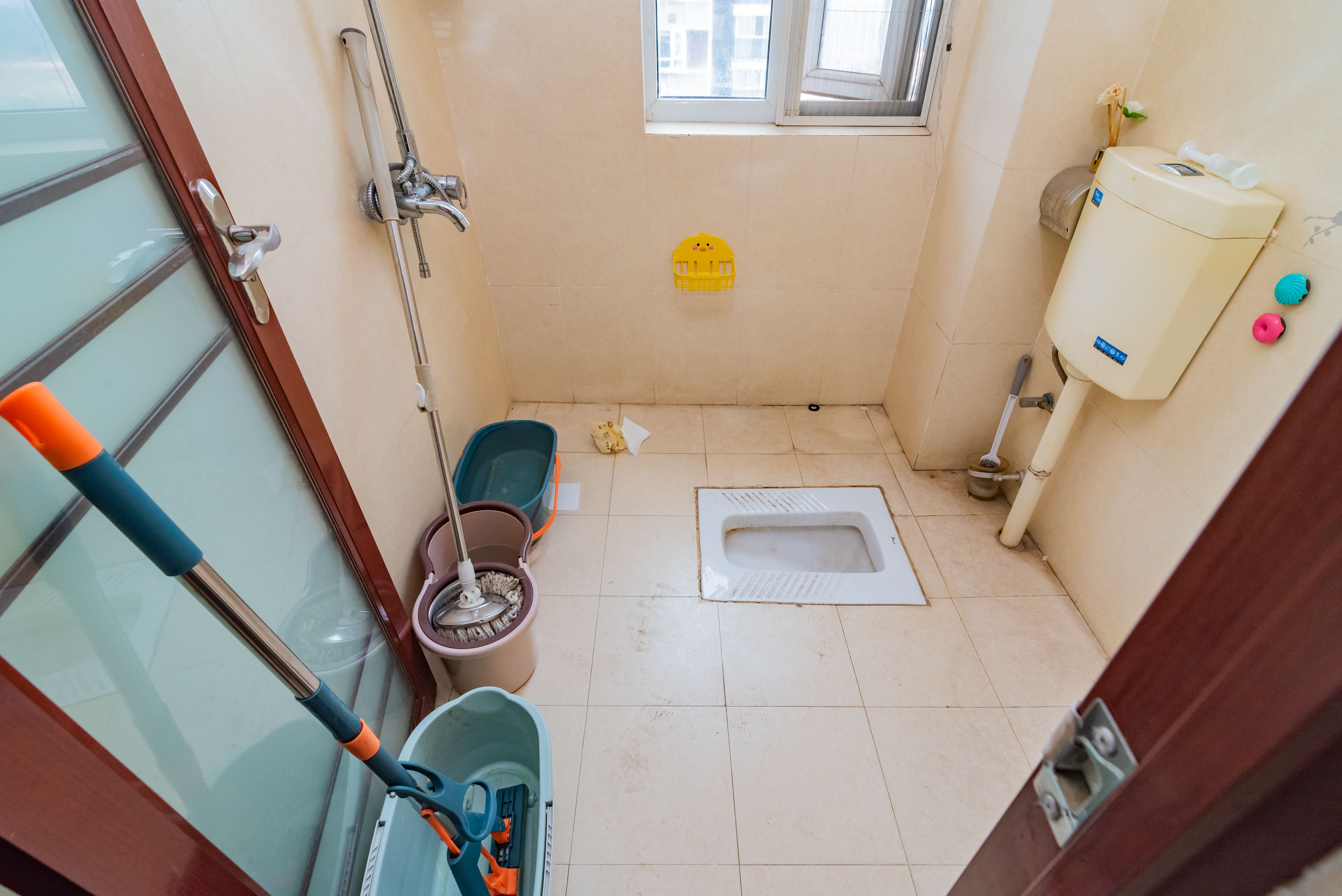 学府华庭  4室2厅2卫    102.0万卫生间