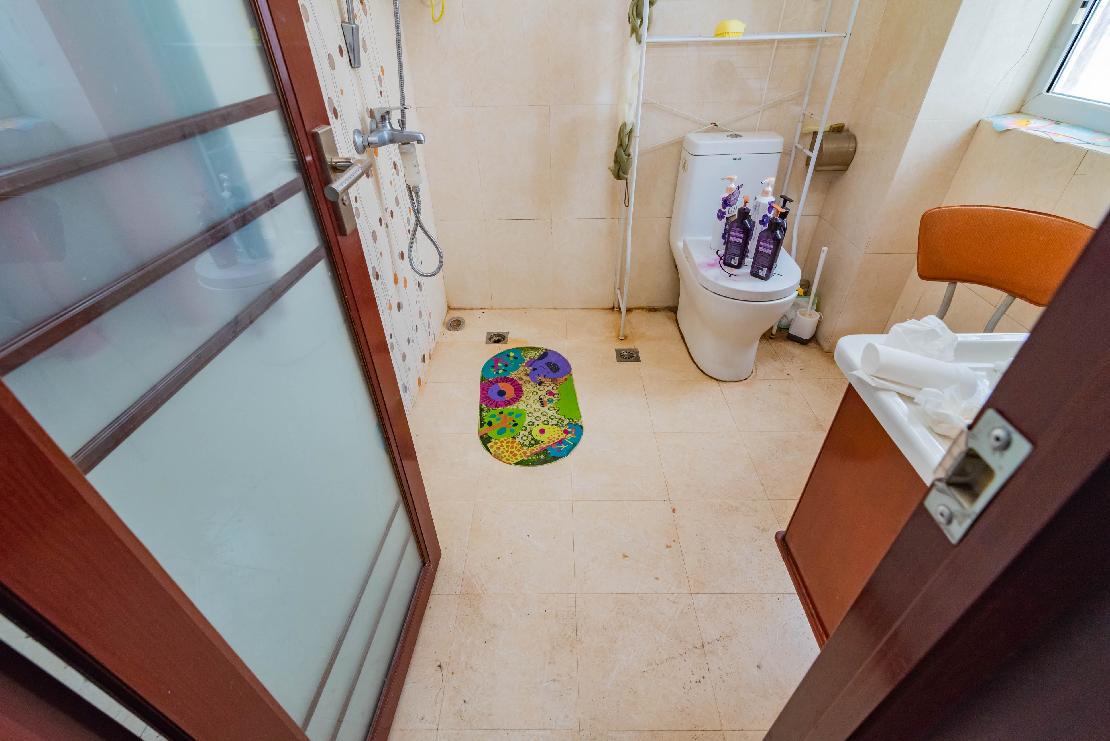 学府华庭  4室2厅2卫    102.0万卫生间