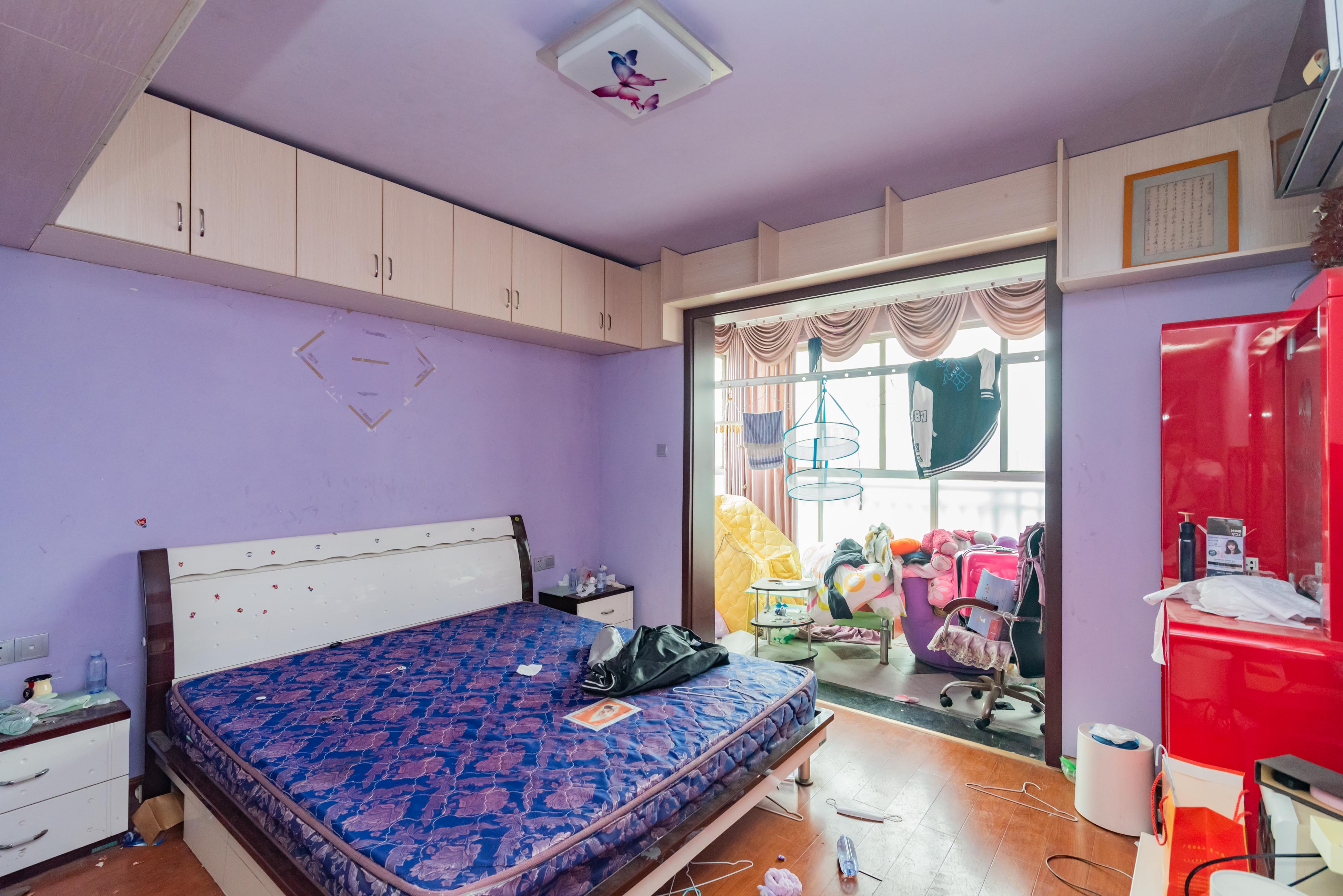 学府华庭  4室2厅2卫    102.0万卧室