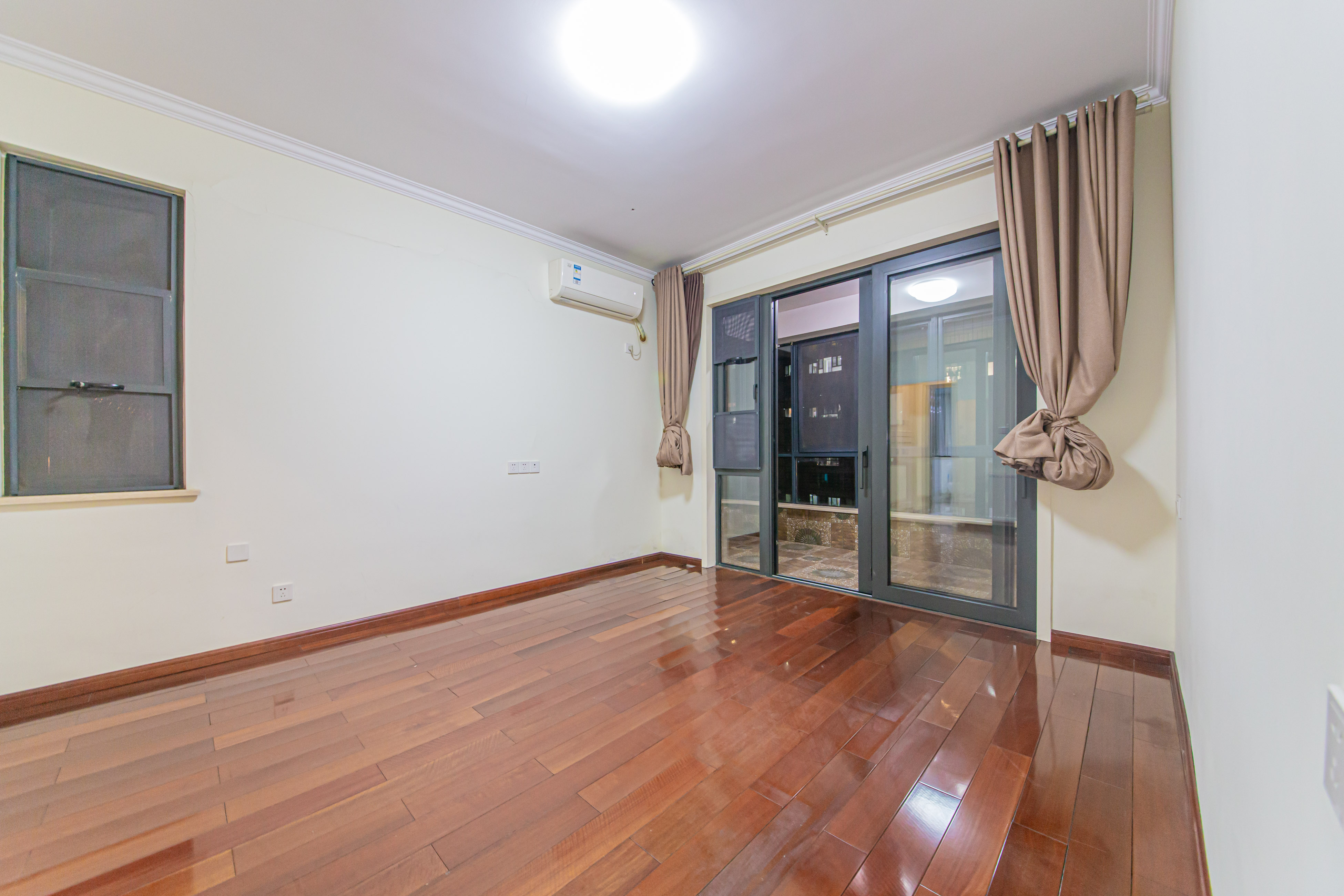 湘江雅颂居  3室2厅2卫    183.0万卧室