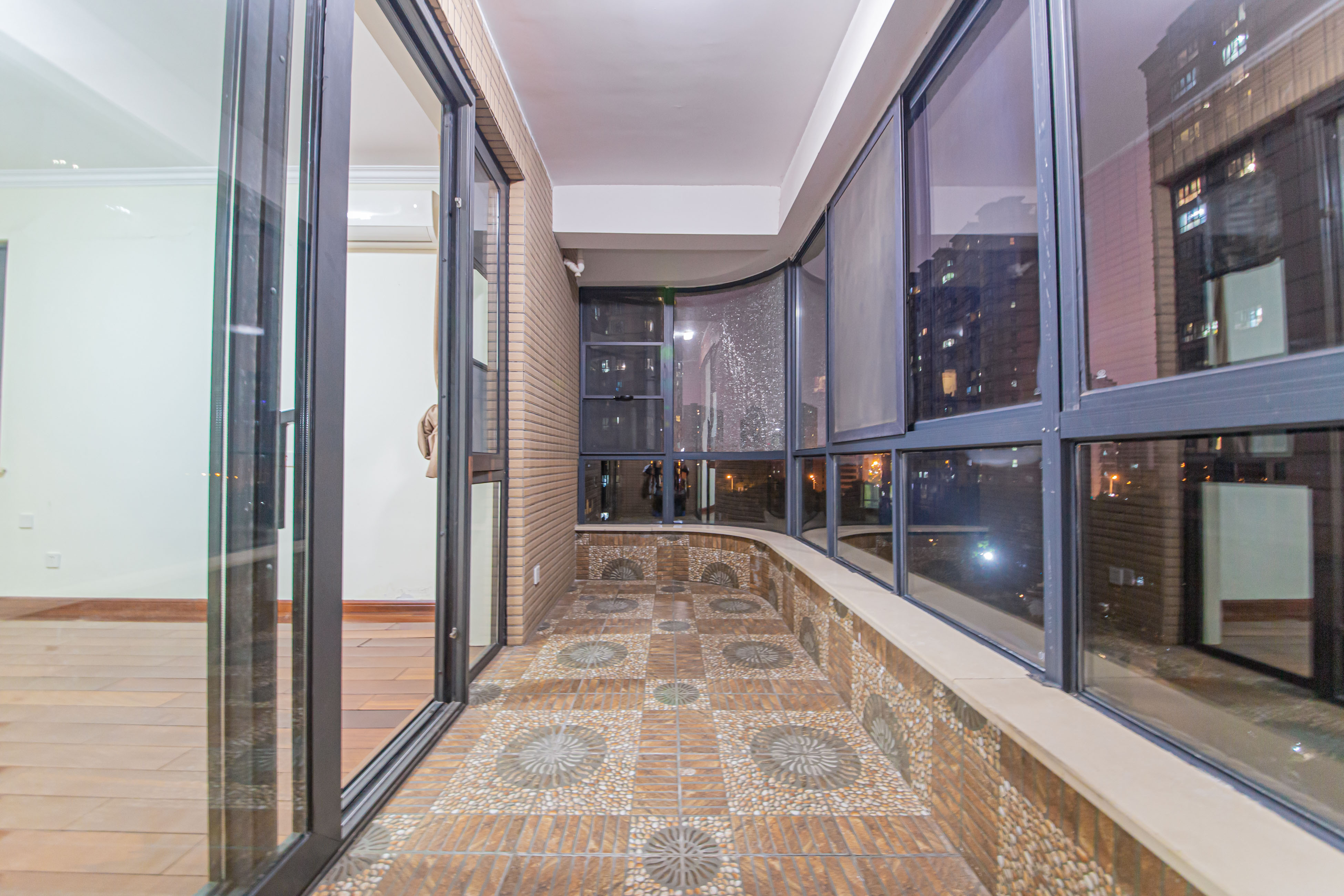 湘江雅颂居  3室2厅2卫    183.0万阳台