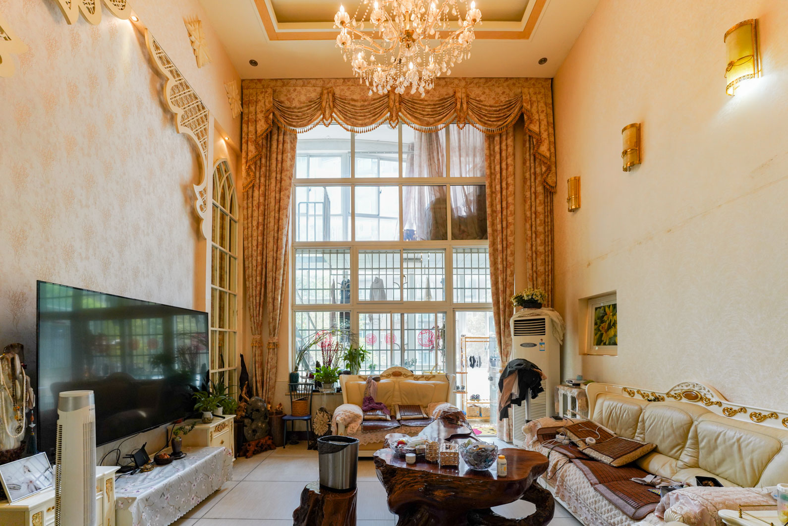 阳光嘉园 5室2厅3卫 270.0万 阳光嘉园 5室2厅3卫 270.0万客厅