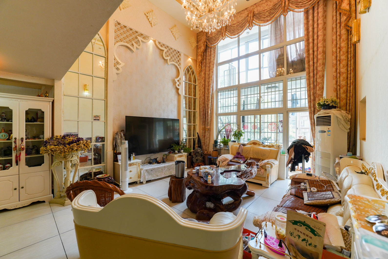 阳光嘉园 5室2厅3卫 270.0万 阳光嘉园 5室2厅3卫 270.0万客厅