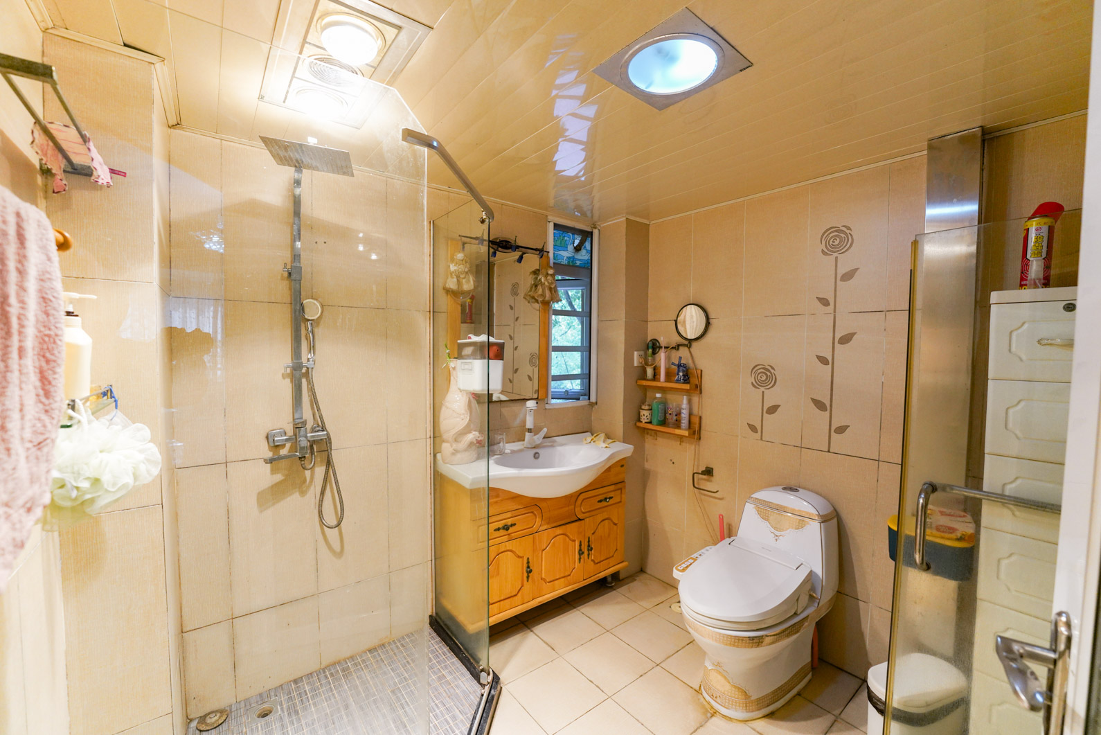 阳光嘉园 5室2厅3卫 270.0万 阳光嘉园 5室2厅3卫 270.0万卫生间