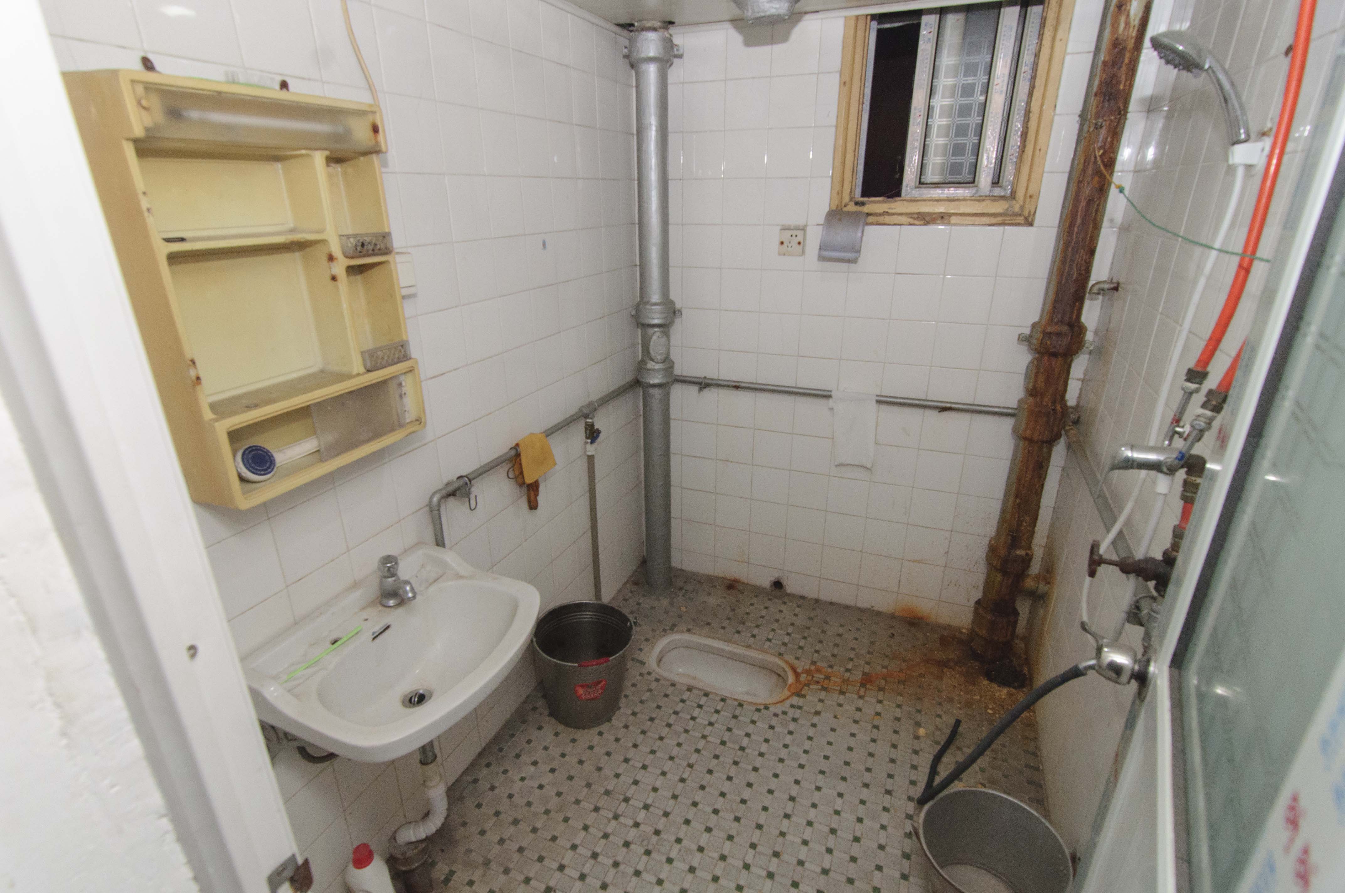 新中路商住楼  2室2厅1卫    50.0万卫生间