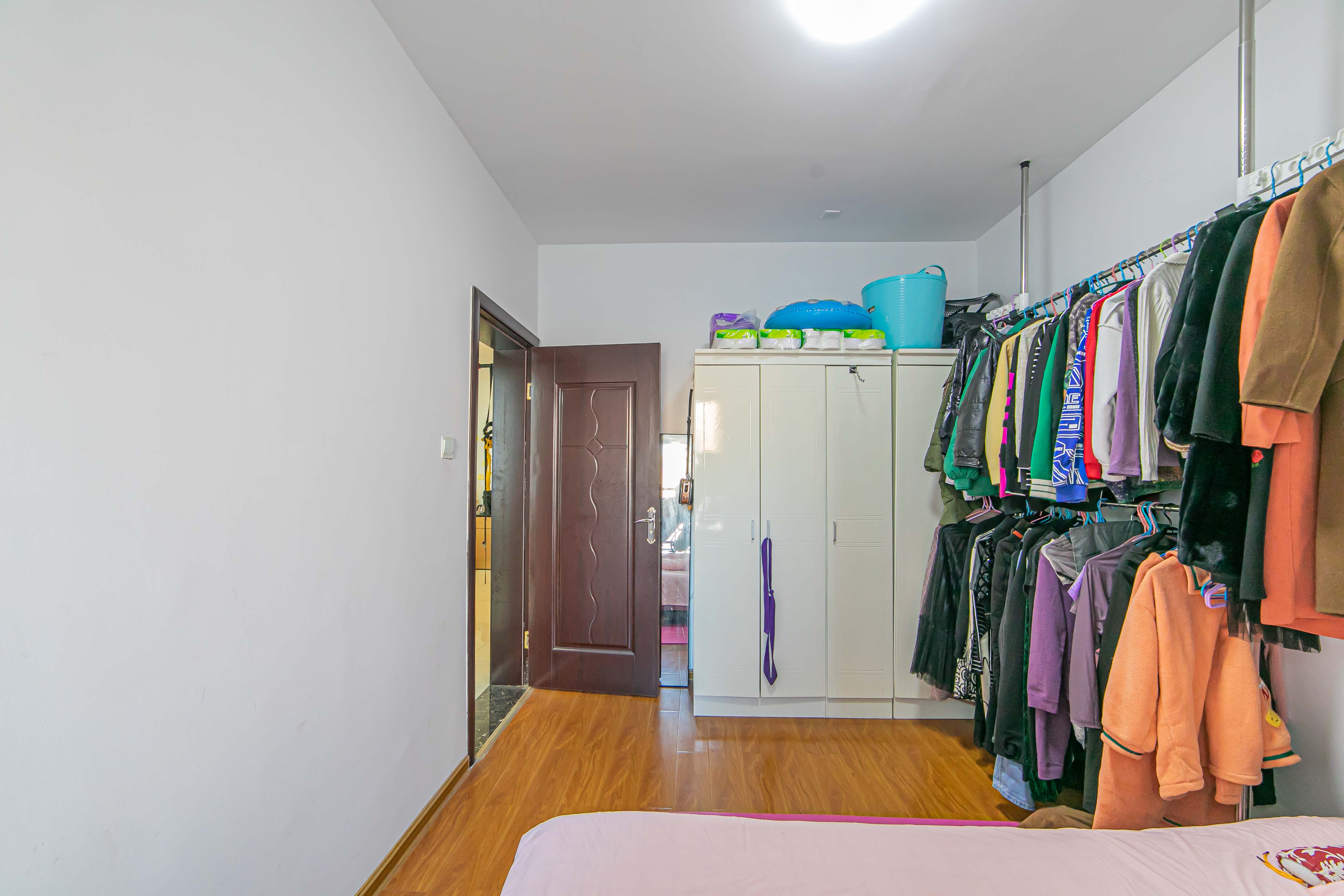 东方航标  2室2厅1卫    62.8万卧室