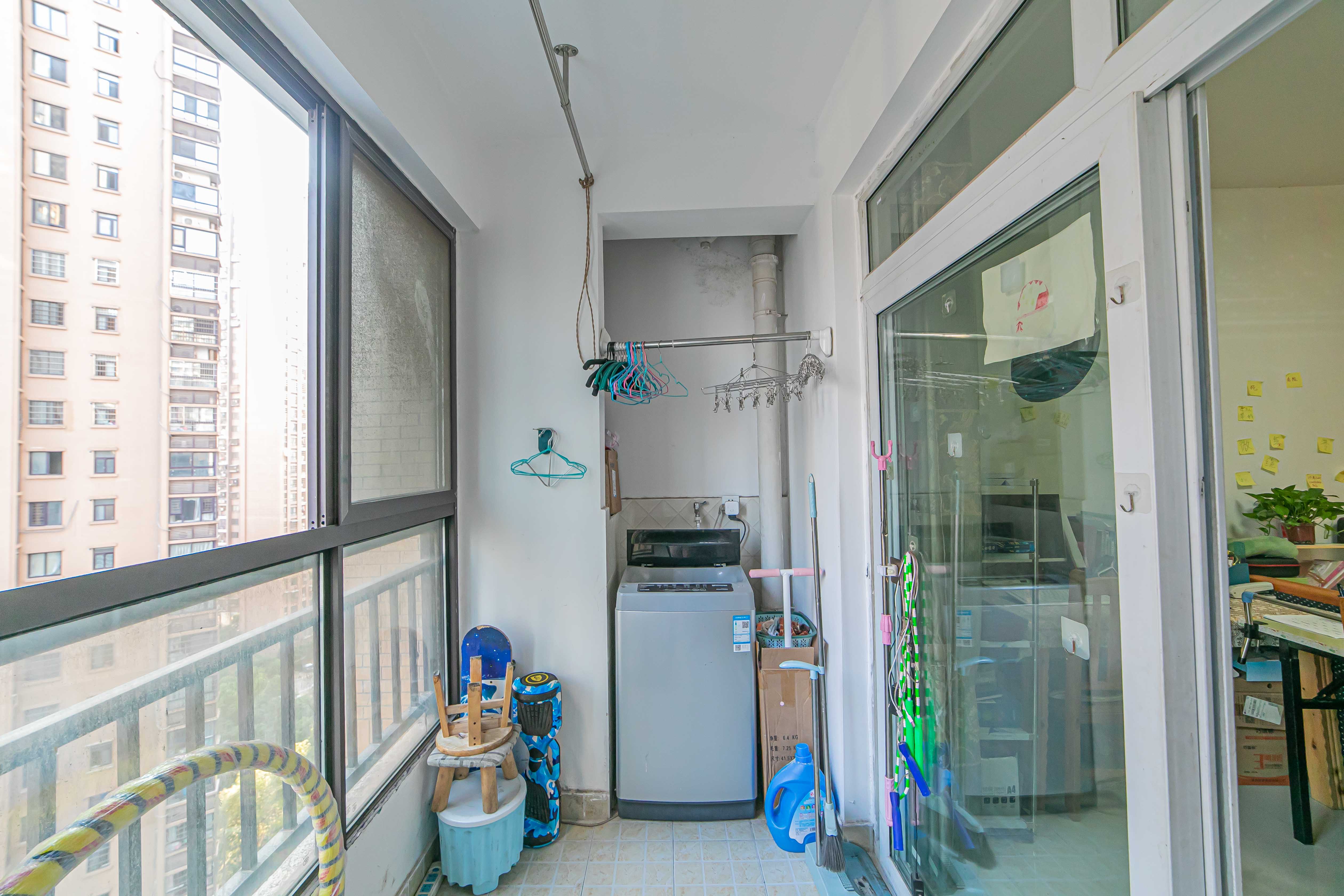 东方航标  2室2厅1卫    62.8万阳台