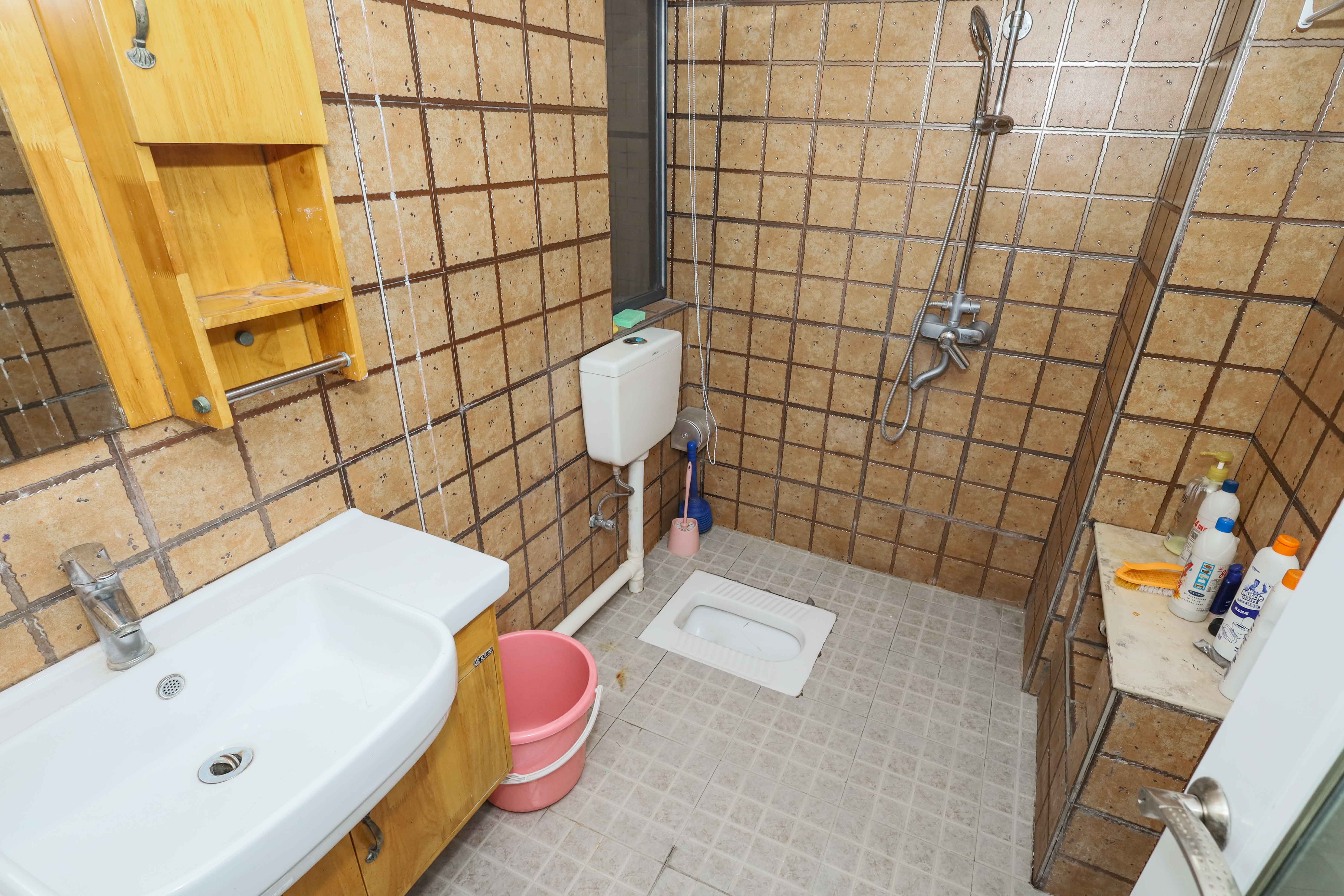 保利麓谷林语A区  3室2厅1卫   83.80万卫生间