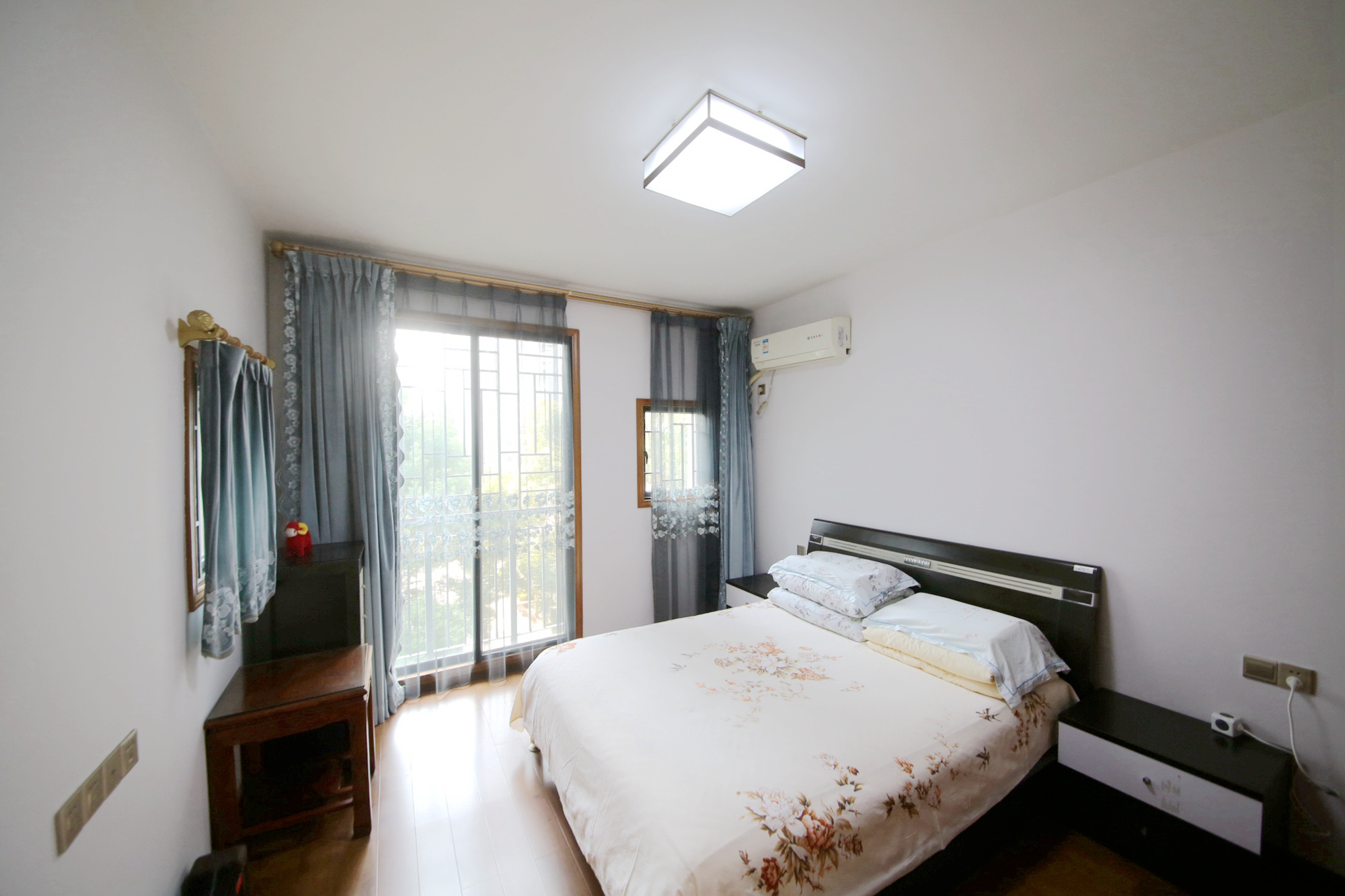 西街花园  4室2厅1卫   192.00万卧室