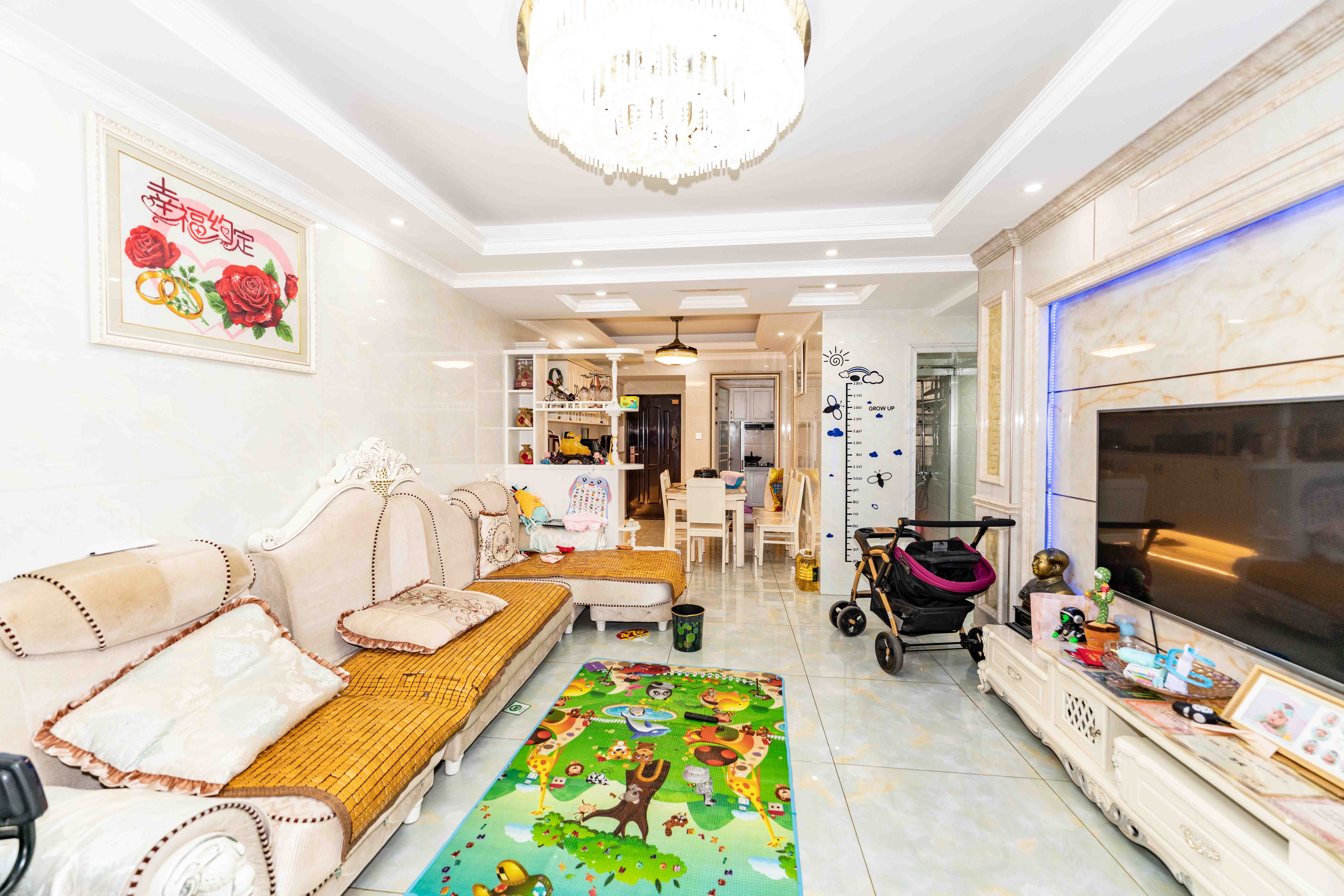 鑫天格林香山 3室2厅1卫 64.00万 鑫天格林香山 3室2厅1卫 64.00万客厅