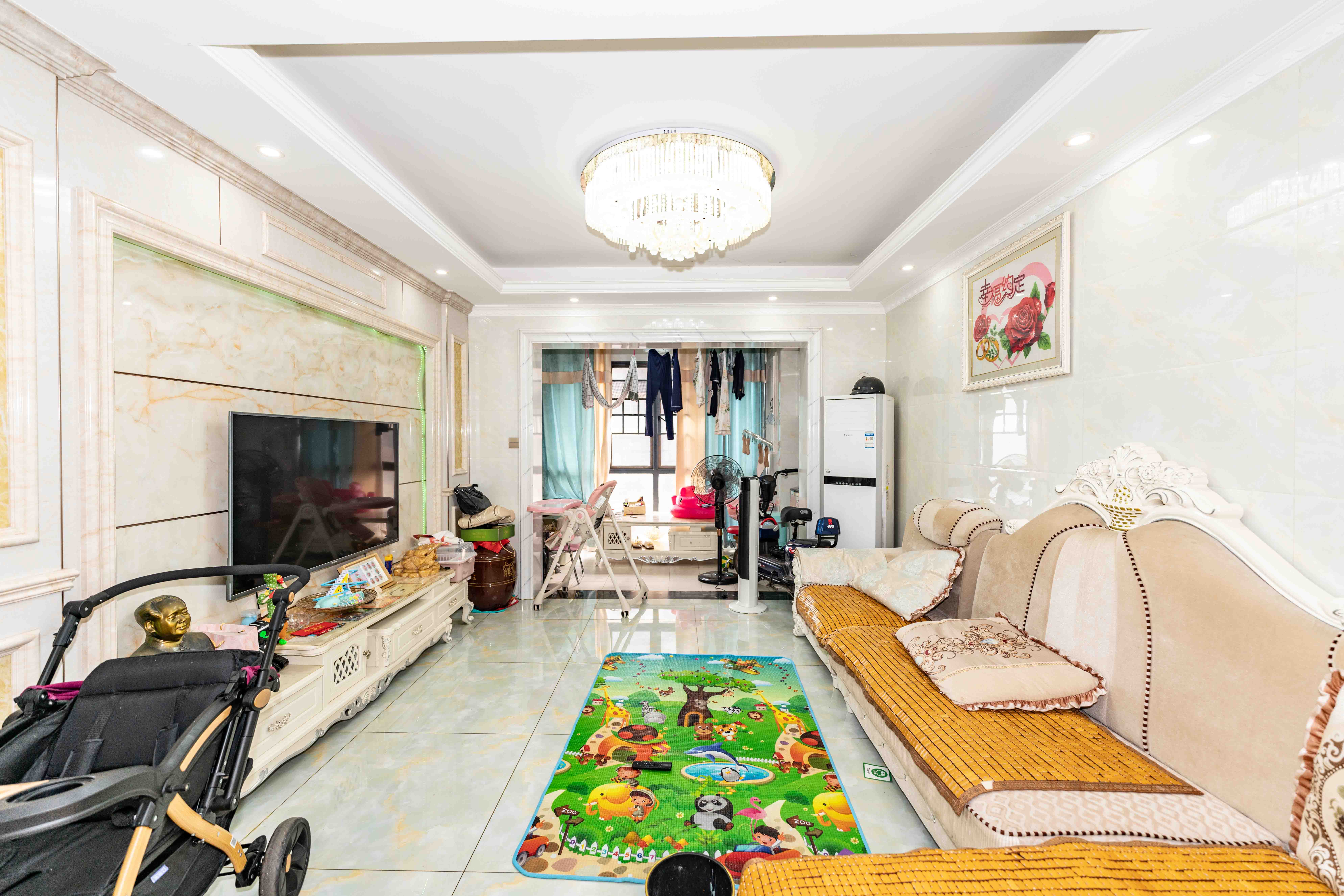 鑫天格林香山 3室2厅1卫 64.00万 鑫天格林香山 3室2厅1卫 64.00万客厅