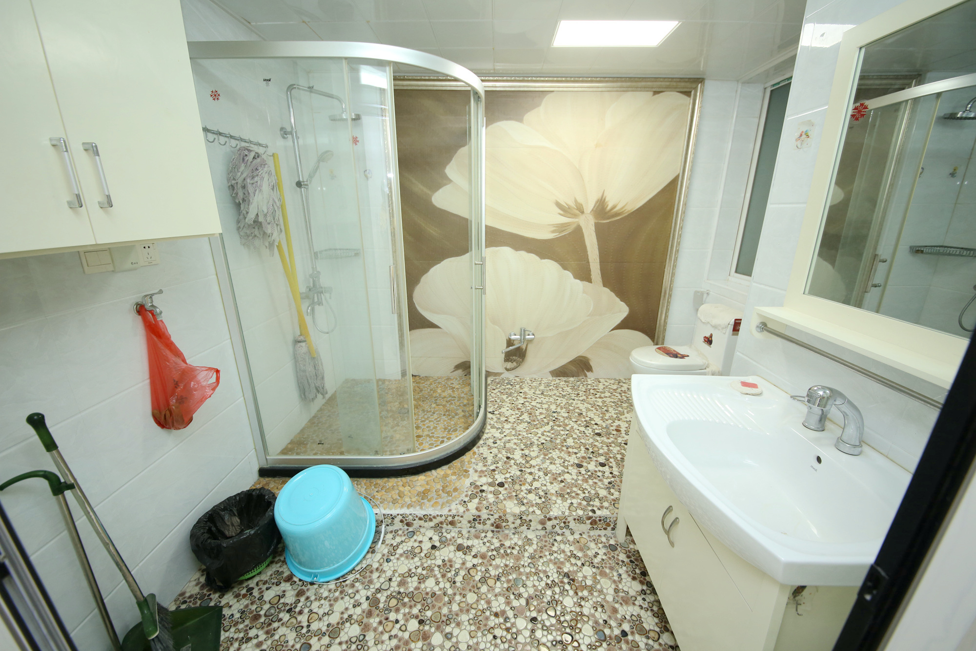 燕山街社区  3室2厅2卫   100.00万卫生间