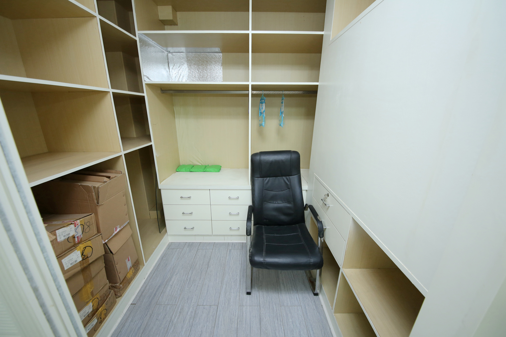 燕山街社区  3室2厅2卫   100.00万卧室