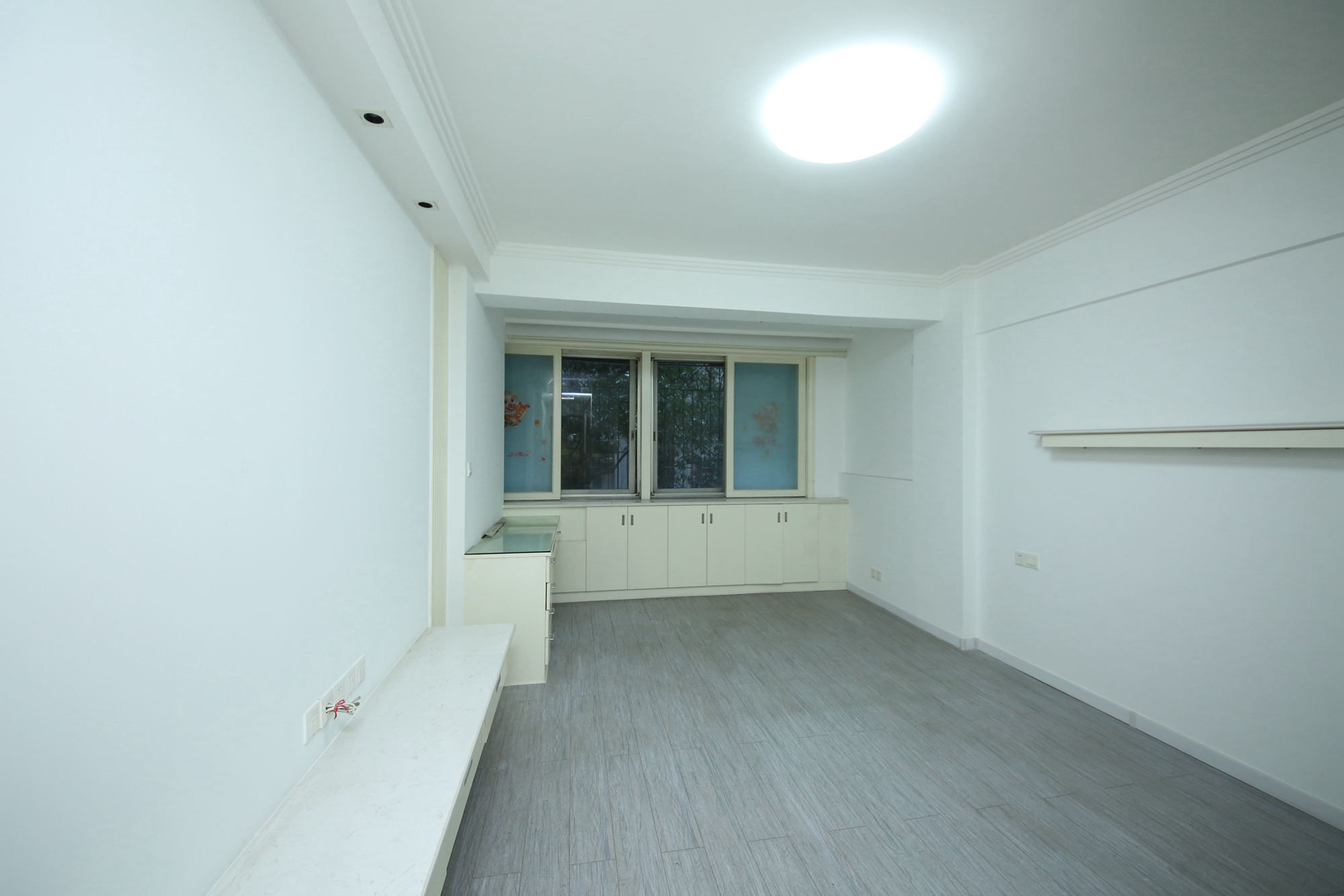 燕山街社区  3室2厅2卫   100.00万卧室