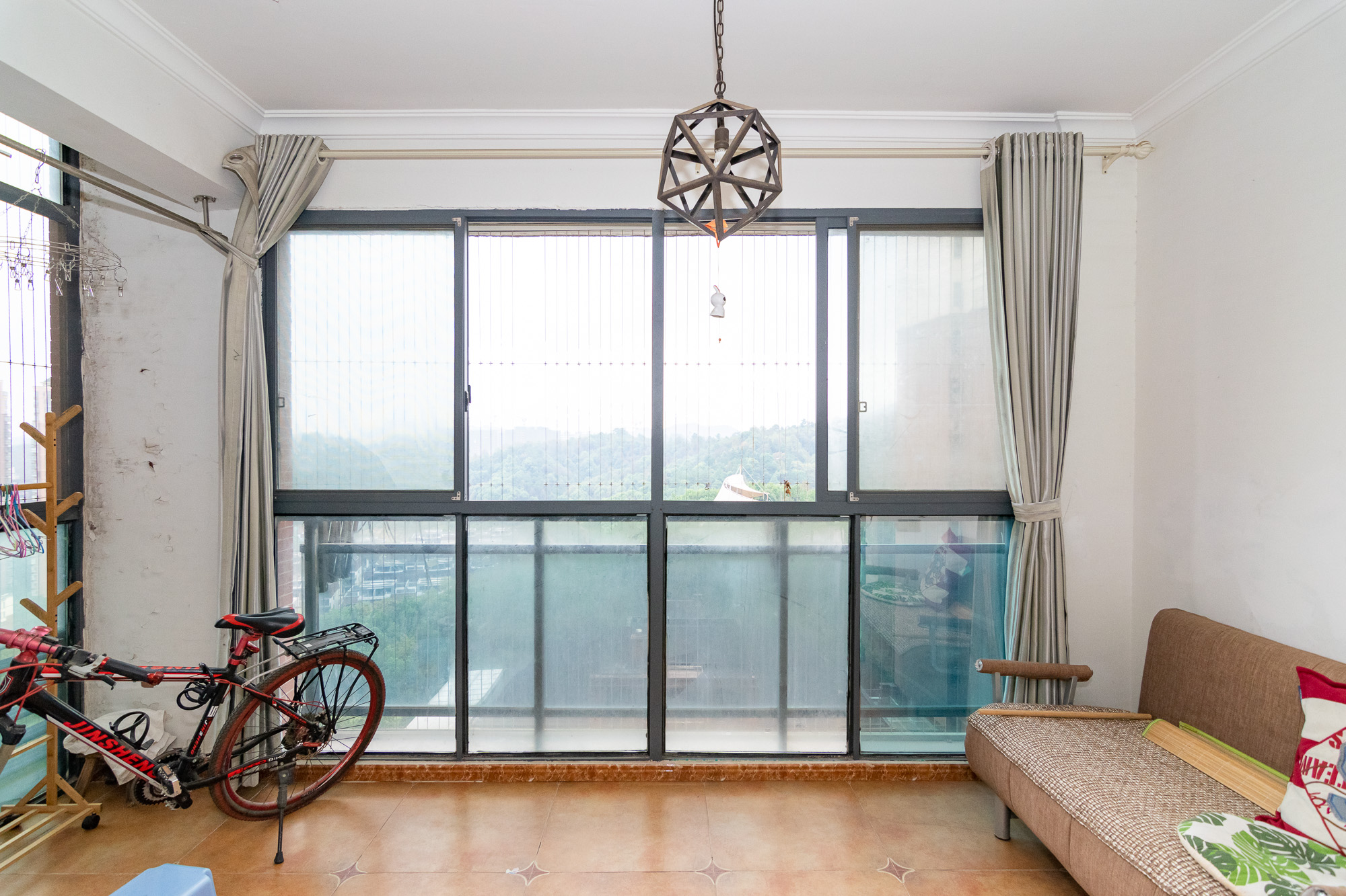 珠江东方明珠(新地东方明珠)三期 2室2厅1卫 60.0万 珠江东方明珠(新地东方明珠)三期 2室2厅1卫 60.0万阳台