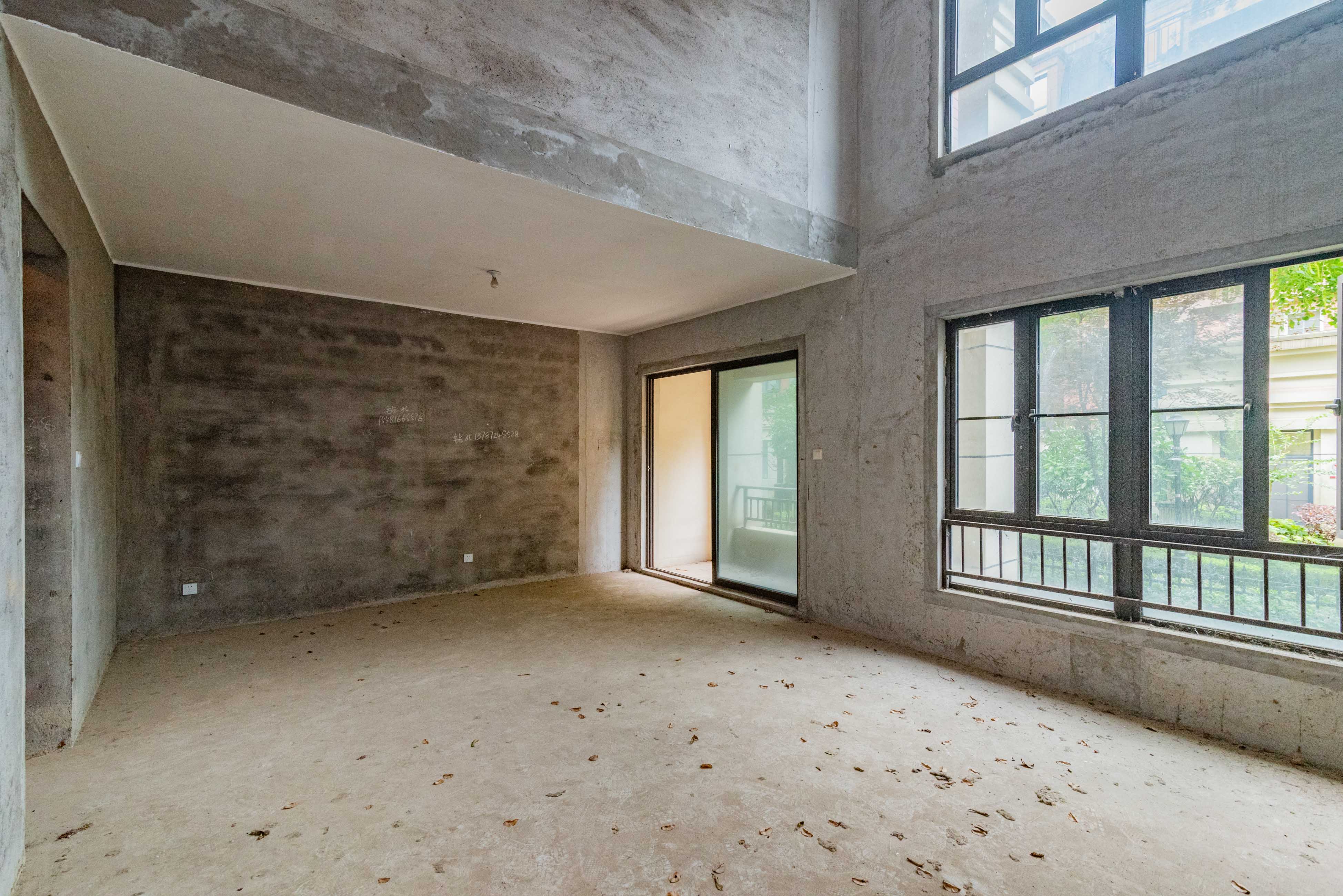 五矿沁园金城(春和景园) 5室2厅2卫 275.00万 五矿沁园金城(春和景园) 5室2厅2卫 275.00万客厅