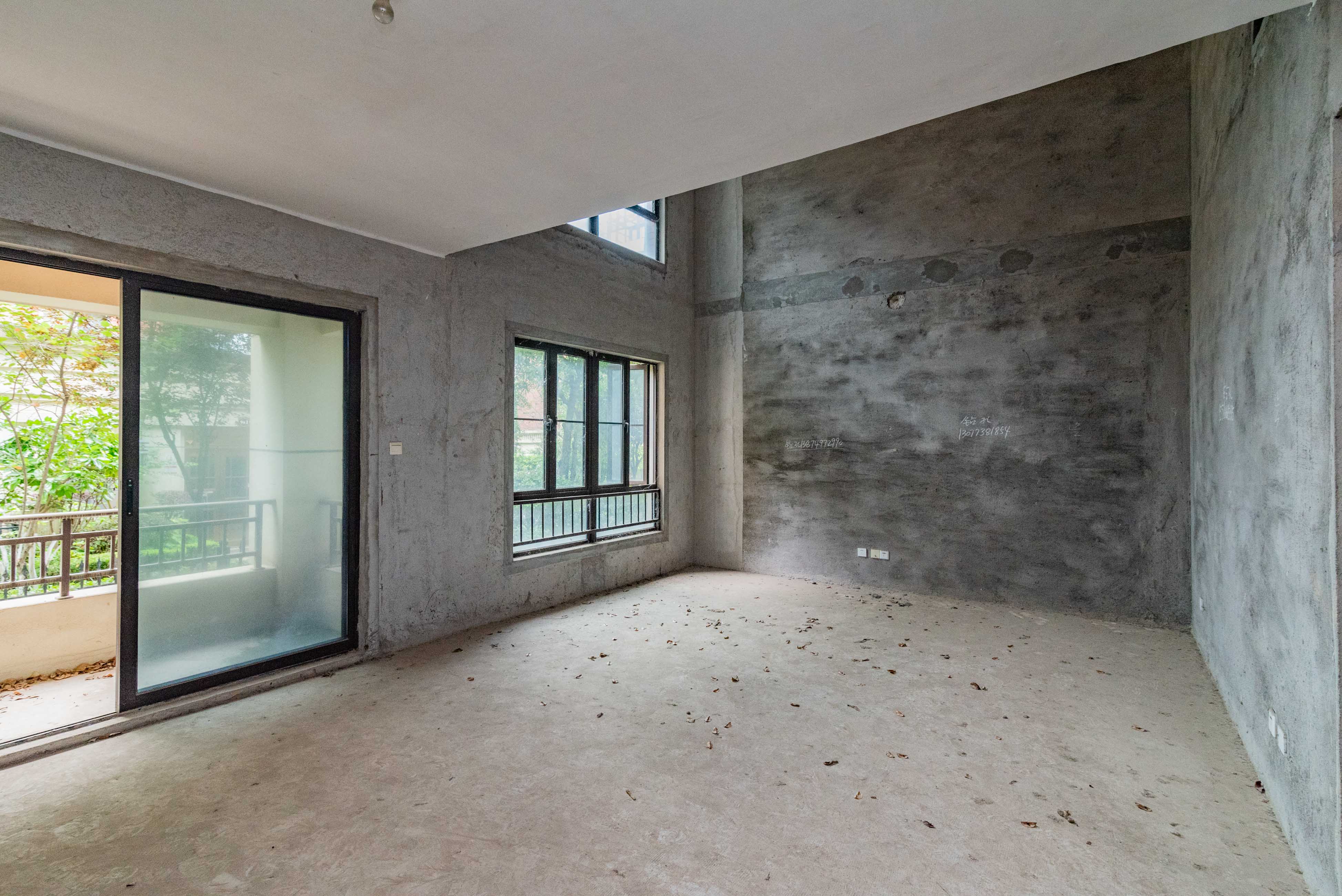 五矿沁园金城(春和景园) 5室2厅2卫 275.00万 五矿沁园金城(春和景园) 5室2厅2卫 275.00万客厅