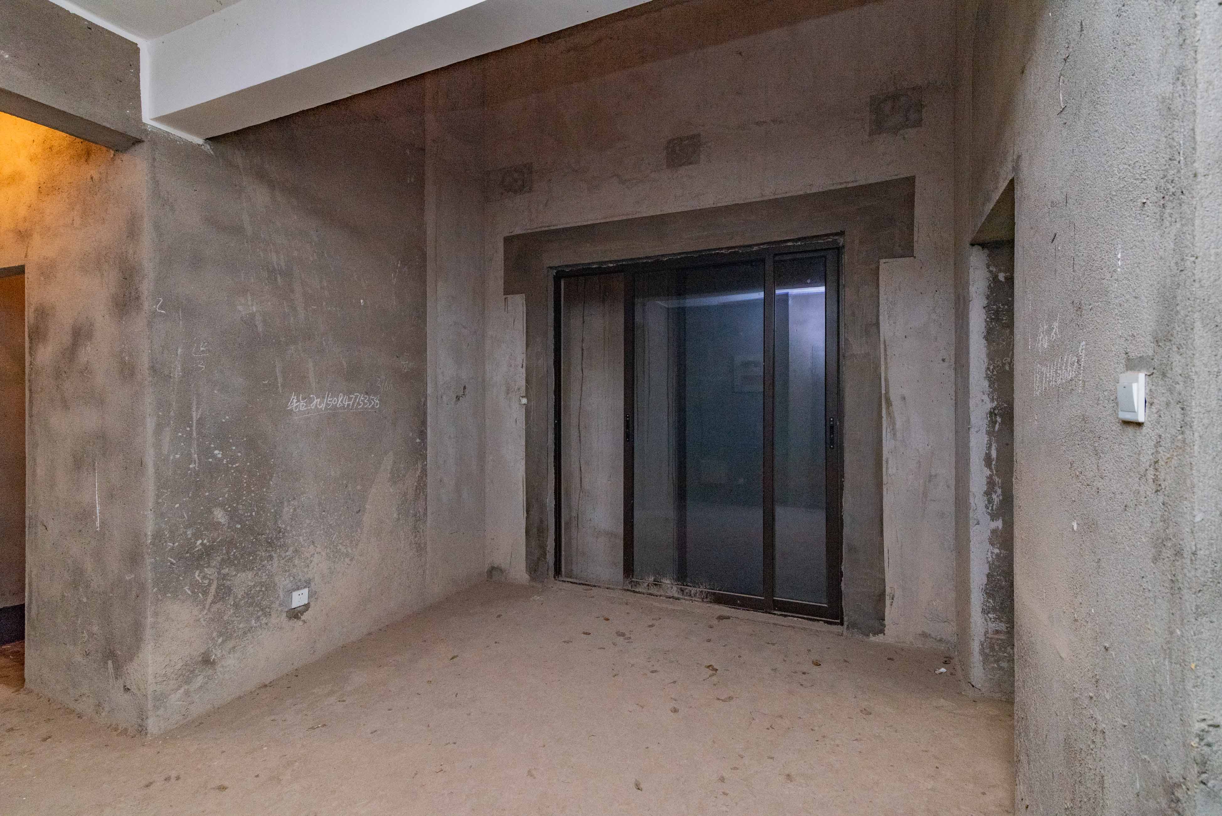 五矿沁园金城(春和景园) 5室2厅2卫 275.00万 五矿沁园金城(春和景园) 5室2厅2卫 275.00万客厅