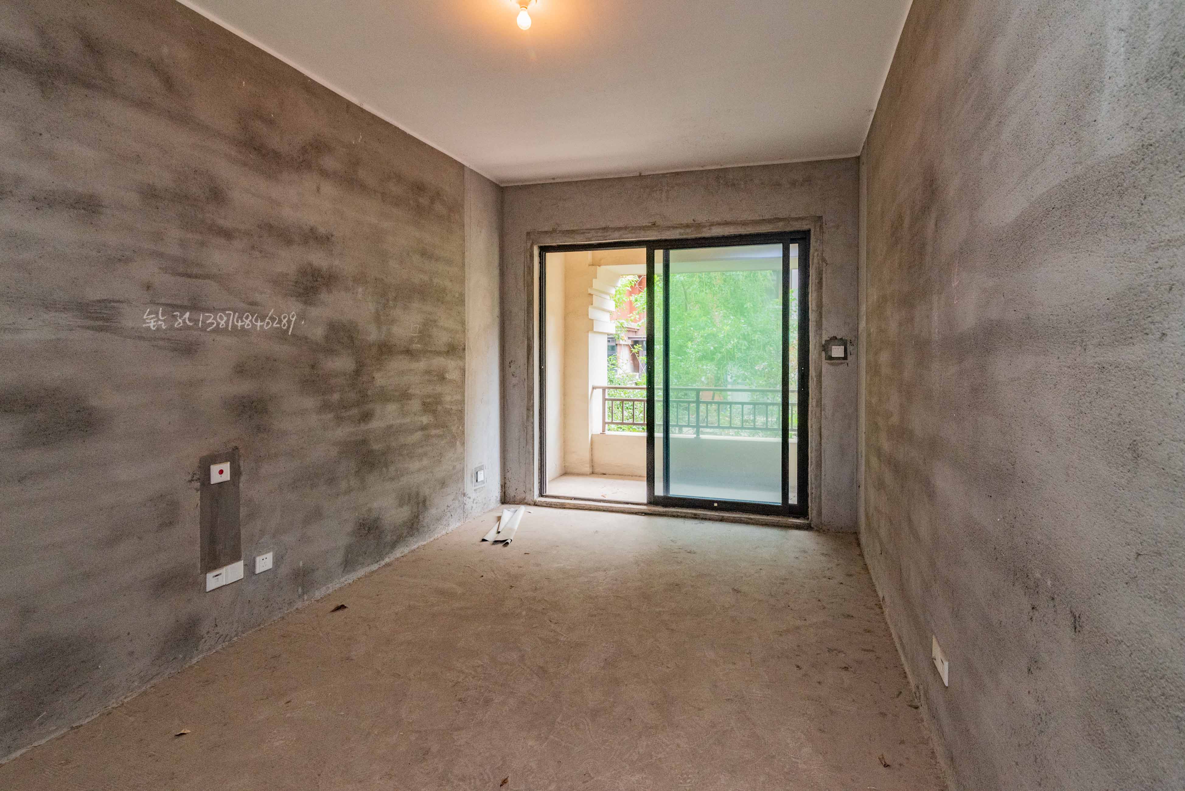 五矿沁园金城(春和景园) 5室2厅2卫 275.00万 五矿沁园金城(春和景园) 5室2厅2卫 275.00万卧室