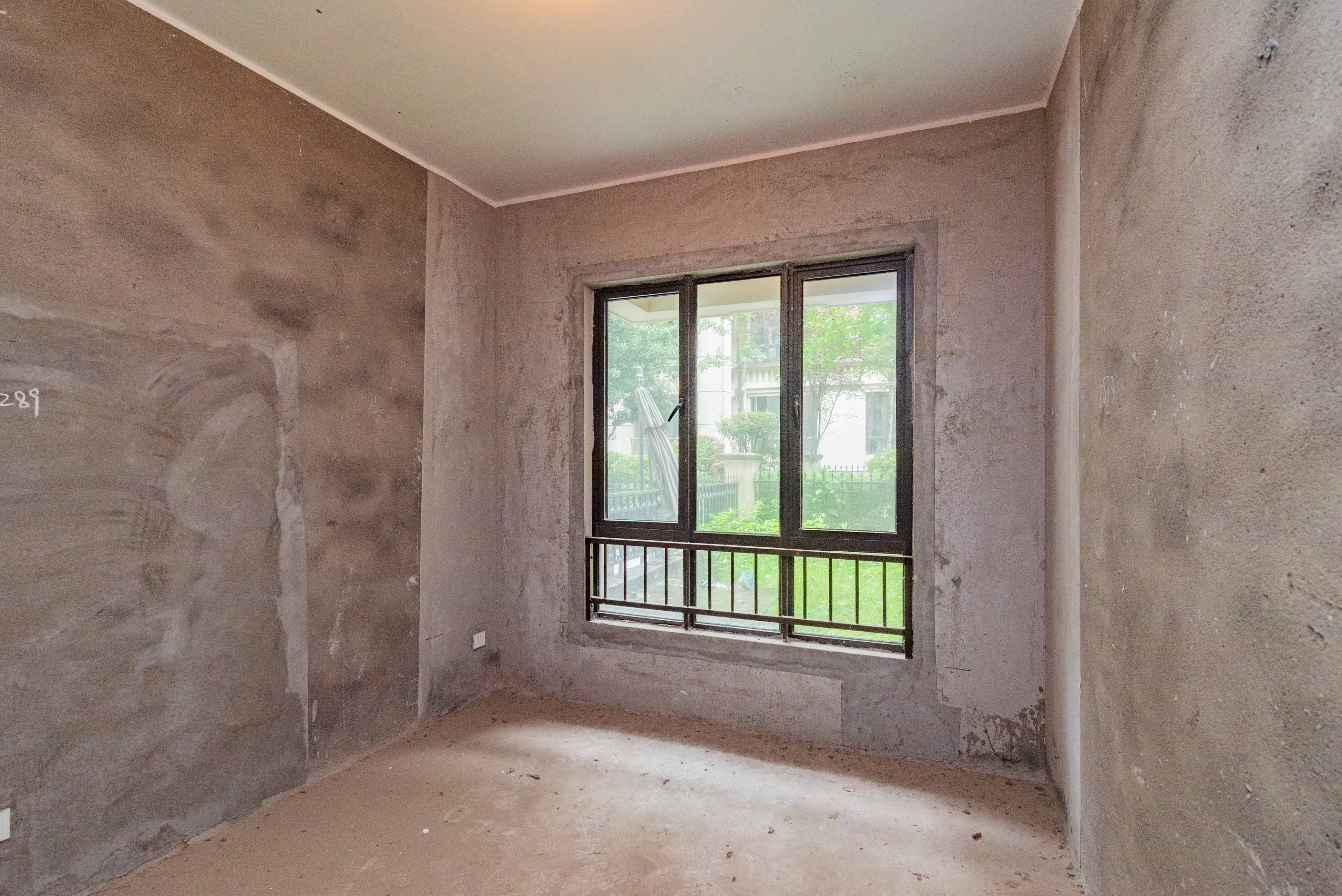 五矿沁园金城(春和景园) 5室2厅2卫 275.00万 五矿沁园金城(春和景园) 5室2厅2卫 275.00万卧室