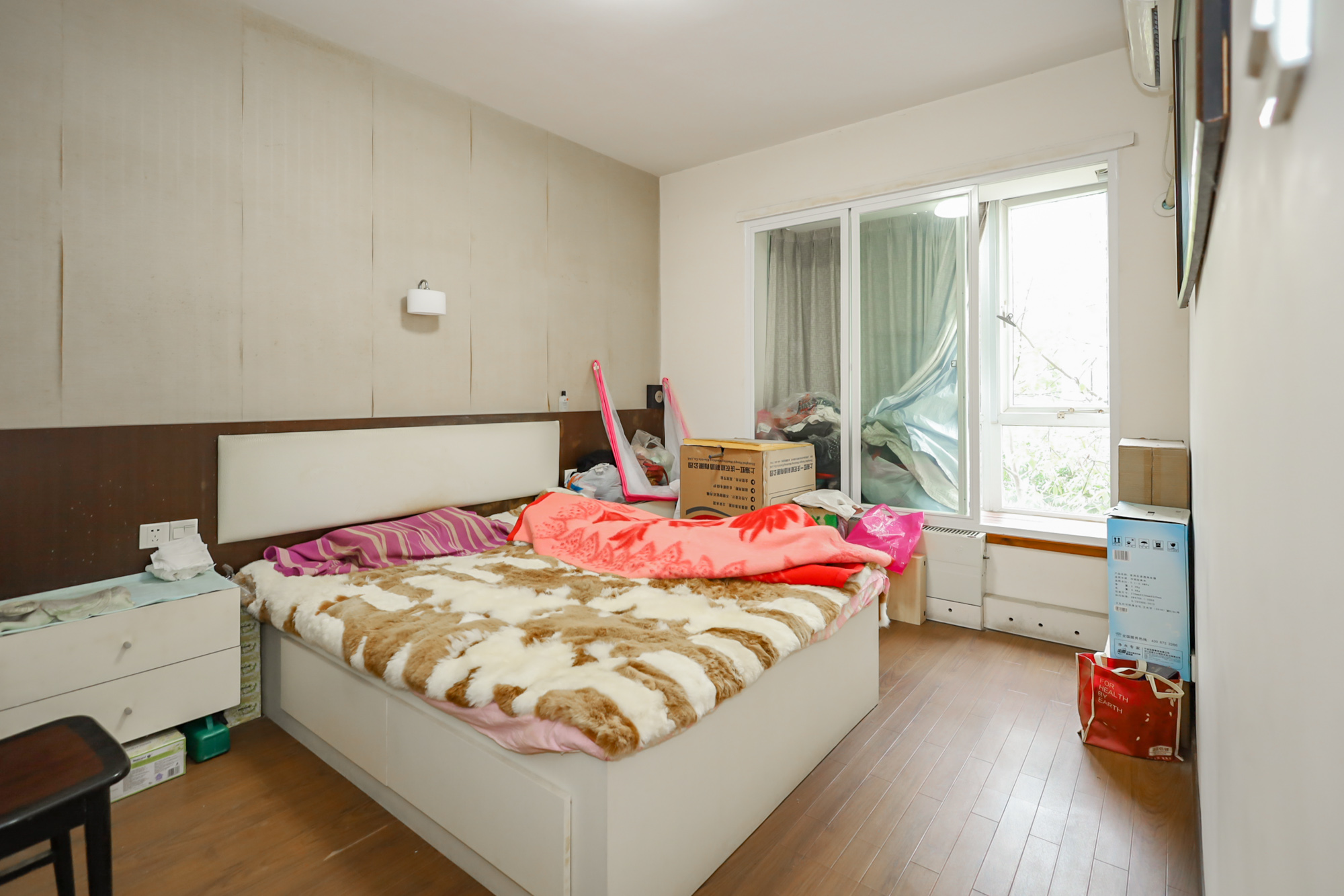 八方小区A区  4室2厅2卫   590.00万卧室