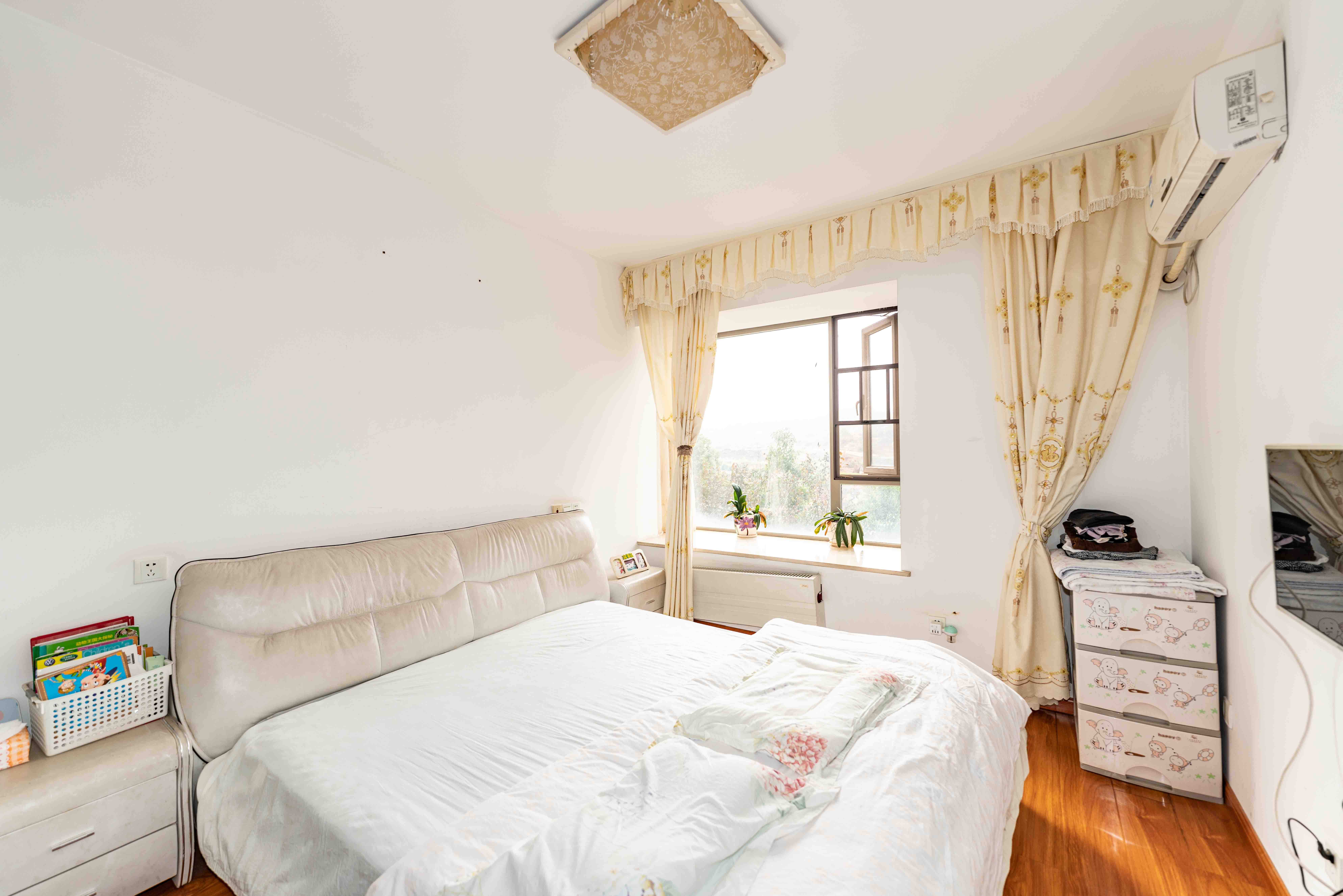 怡海星城  2室2厅1卫    55.0万卧室