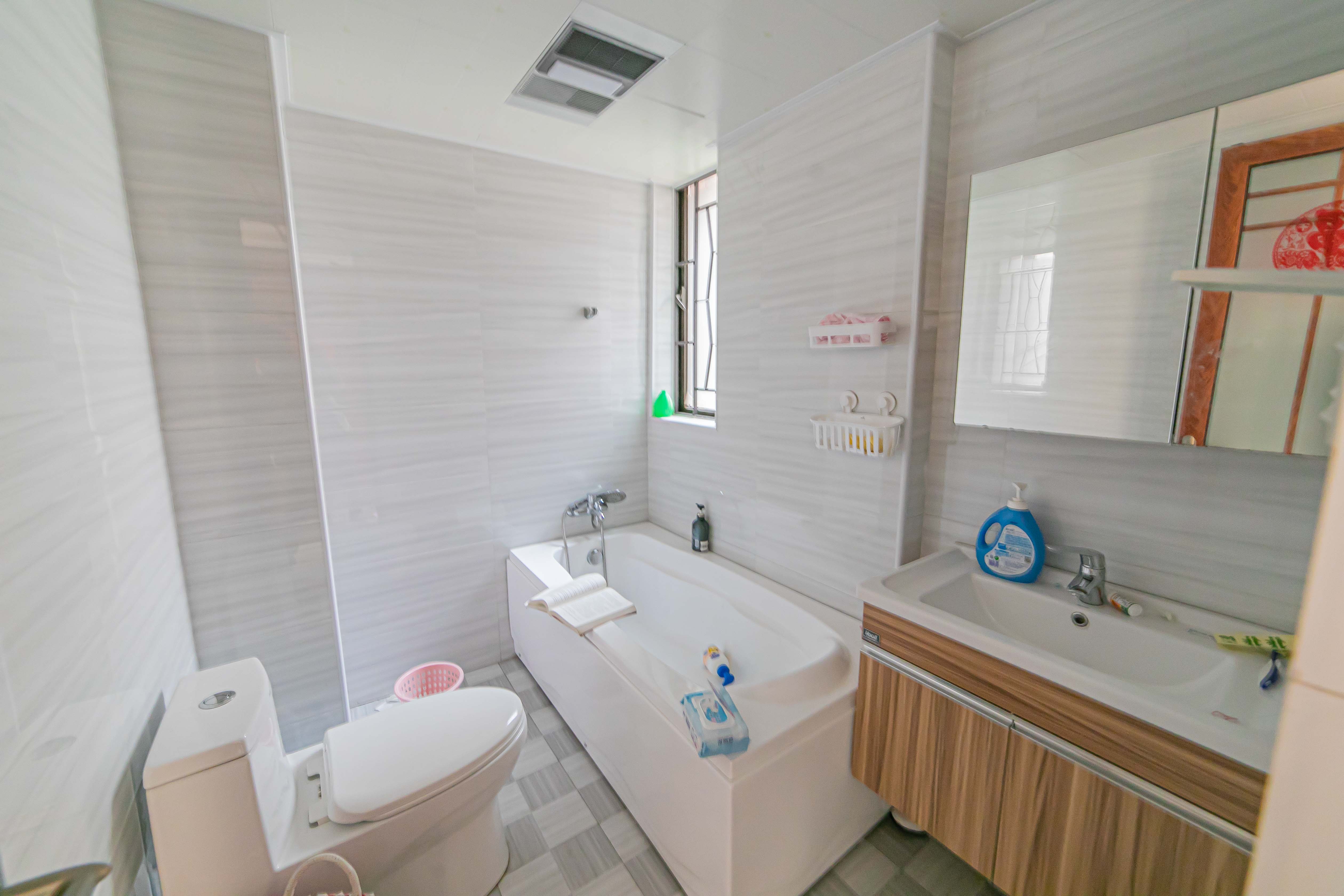 华润五彩城 3室2厅1卫 73.80万 华润五彩城 3室2厅1卫 73.80万卫生间